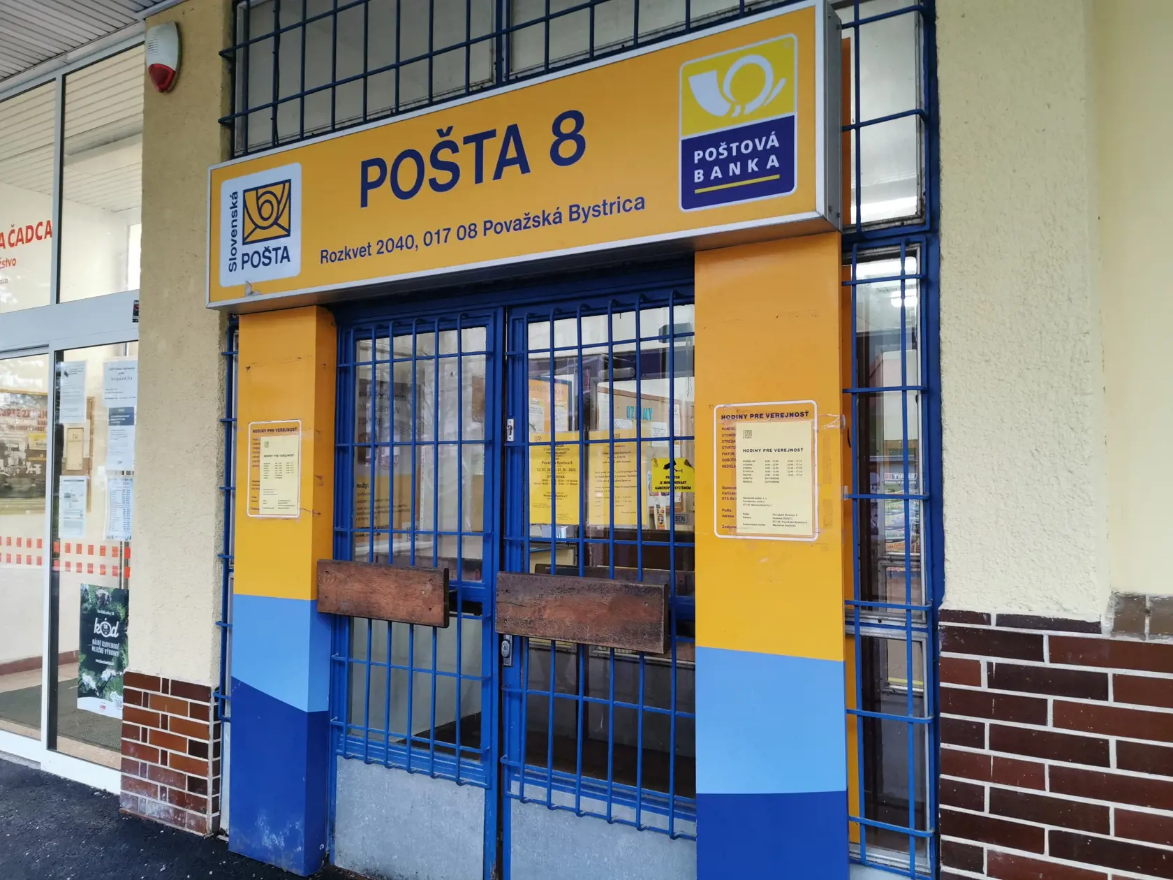 Táto pobočka pošty roky fungovala na najväčšom považskobystrickom sídlisku Rozkvet. Teraz ju ide pošta zrušiť. Mesto, ani ľudia však nesúhlasia.