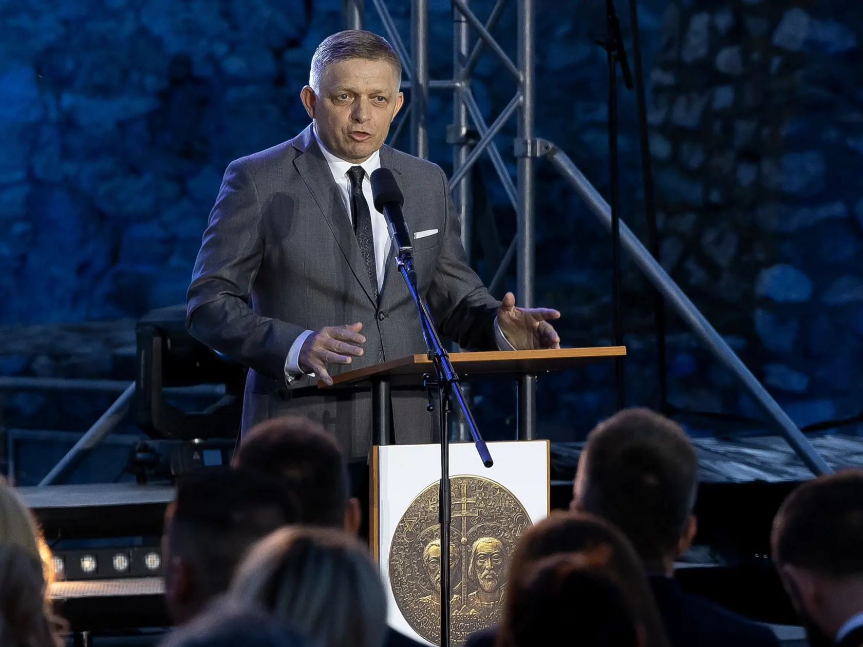 Slovenský premiér Robert Fico sa po atentáte na jeho osobu po prvý krát objavil na verejnosti počas osláv 1161 výročia príchodu sv. Cyrila a Metda na Veľkú Moravu. Oslavy sa konali na hrade Devín.