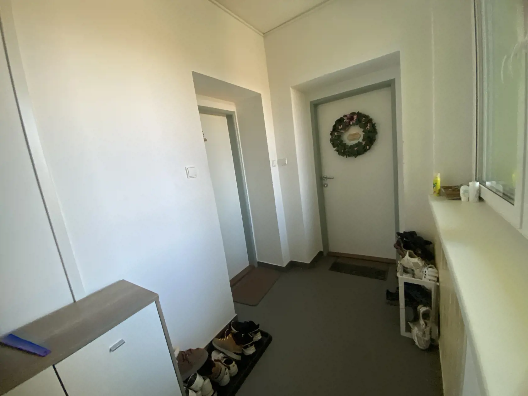 Bytový dom hrôzy. Deň po tragédii tam prišiel miestny kňaz vysvätiť byty a podať psychologickú pomoc susedom Mišky a Mária (†32), ktorí bývali v strednom byte. 