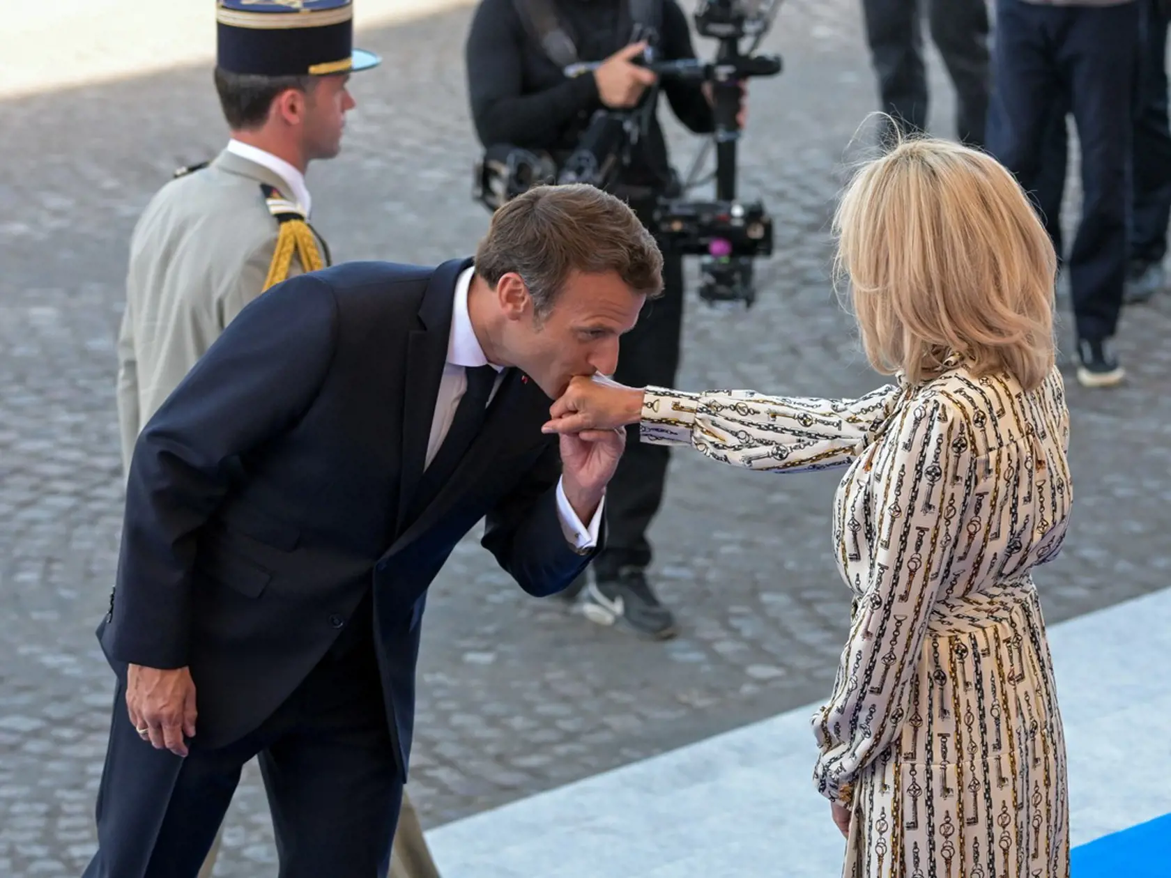 Prvá dáma Francúzska opäť predviedla jej povestnú eleganciu a zvolila sukňový kostým tmavomodrej farby. Svoju chudučkú postavu predviedla v transparentným pančuškách, ktoré svetu ukázali jej vychudnuté nohy.