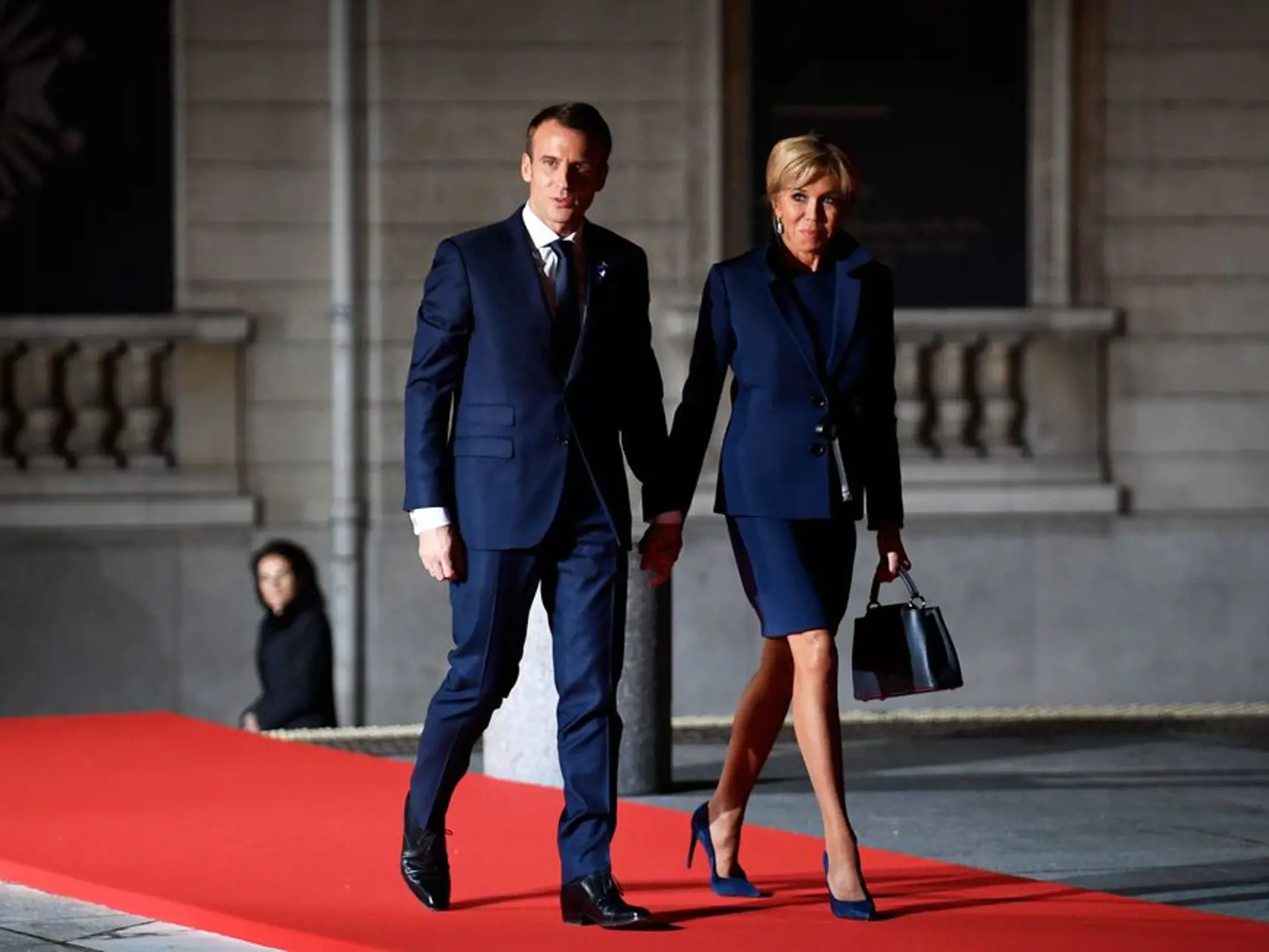 Prvá dáma Francúzska opäť predviedla jej povestnú eleganciu a zvolila sukňový kostým tmavomodrej farby. Svoju chudučkú postavu predviedla v transparentným pančuškách, ktoré svetu ukázali jej vychudnuté nohy.