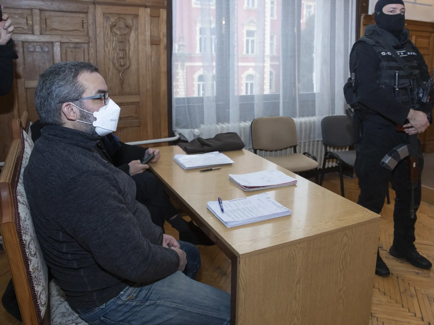 Hlavné pojednávanie v kauze Dobytkár na Špecializovanom trestnom súde v Banskej Bystrici. Na snímke eskorta ZVJS privádza obžalovaného finančníka Martina Kvietika.