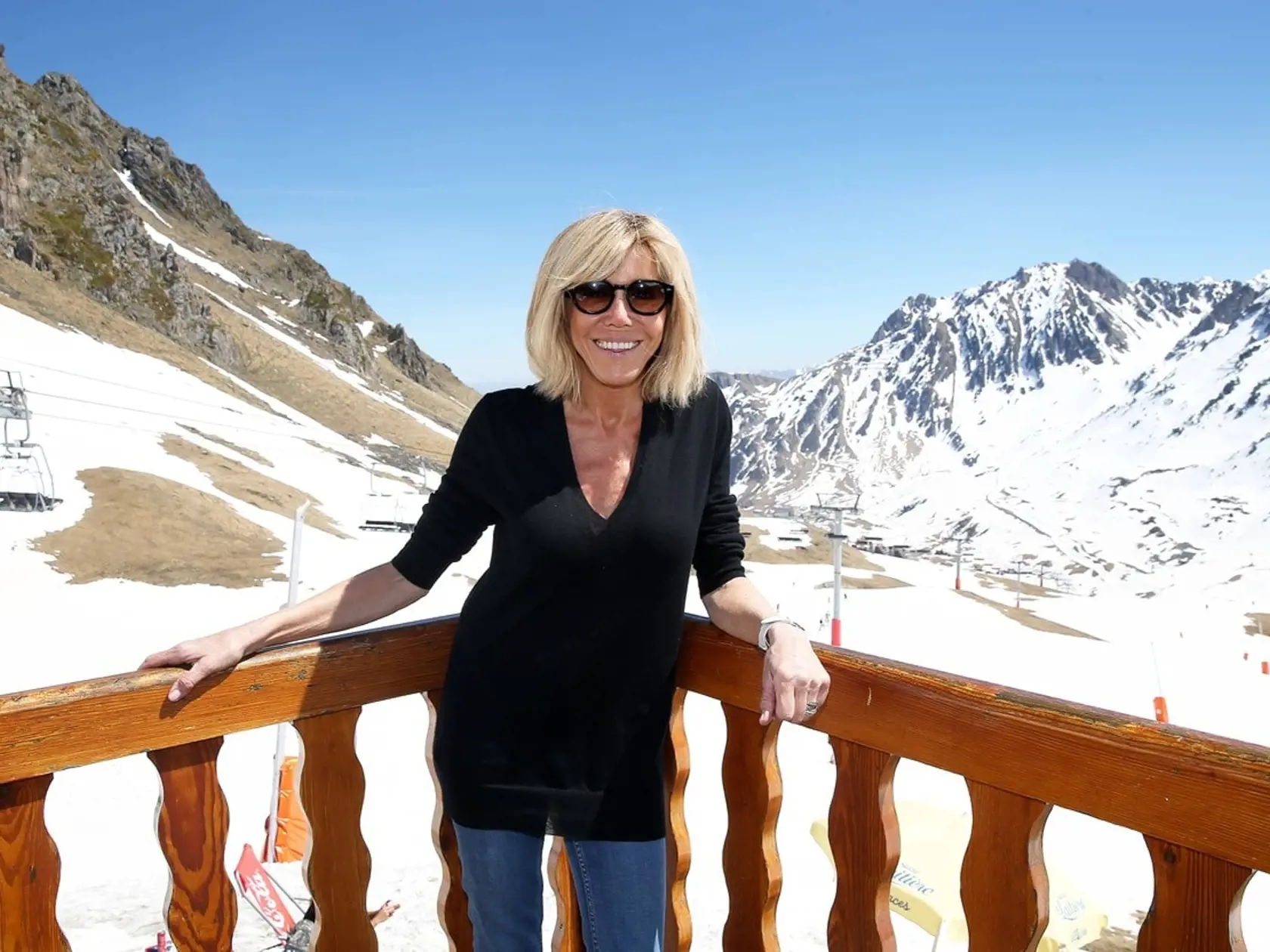 Brigitte si vzala Emanuela Macrona v roku 2007, no z predchádzajúceho manželstva má už tri deti. Počas ich vzťahu sa začalo vo veľkom šuškať aj o orientácii samotného prezidenta. Briggite je totiž od neho staršia o 25 rokov, čo podľa mnohých vzbudzuje otázku o ich „serióznom vzťahu“ a tiež si mnohí myslia, že jej vysoký vek Macronovi iba zahral do karát.