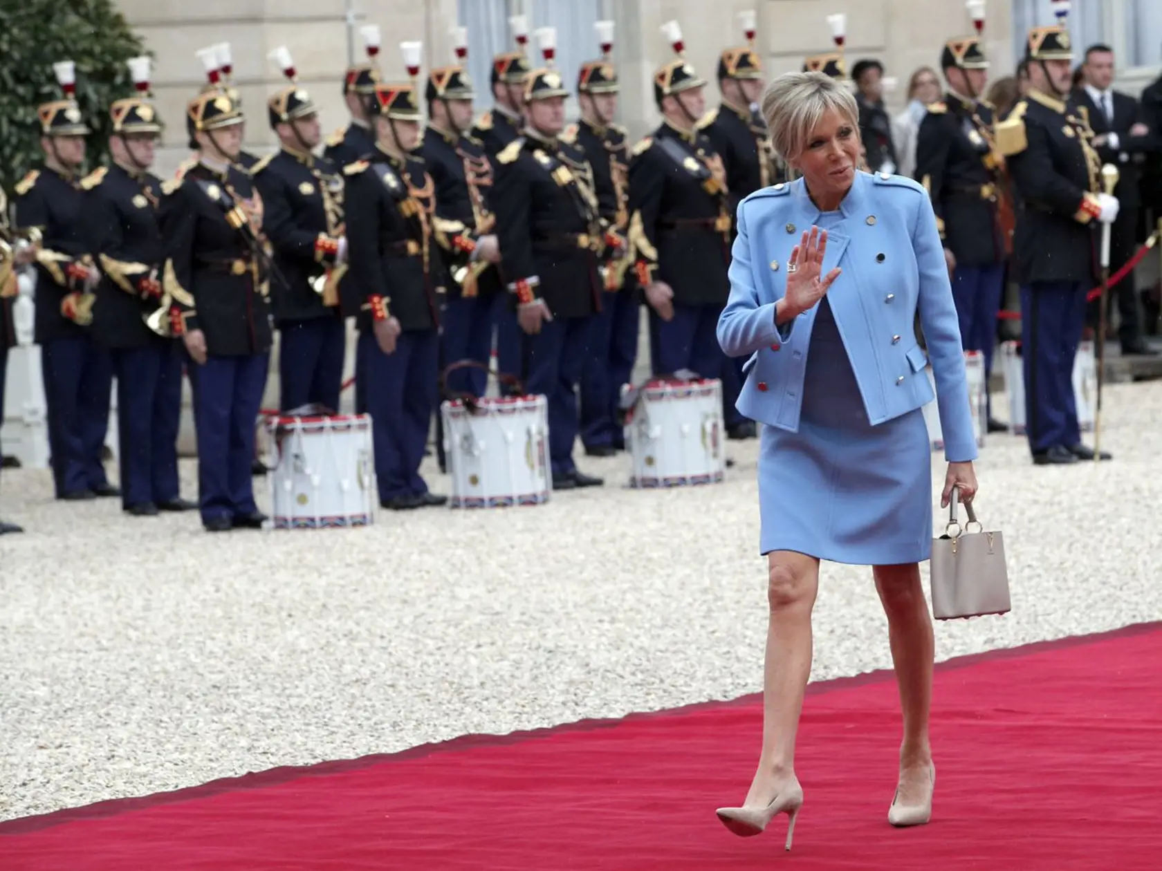 Prvá dáma Francúzska Brigitte Macron (69) spolu s prezidentom Emmanuelom Macronom (45) zavítala na oficiálnu návštevu Holandska. Okrem toho, že prišla vyparádená od hlavy po päty, ukázala aj chudučké nohy, ktoré boli oproti iným zúčastneným ako paličky.