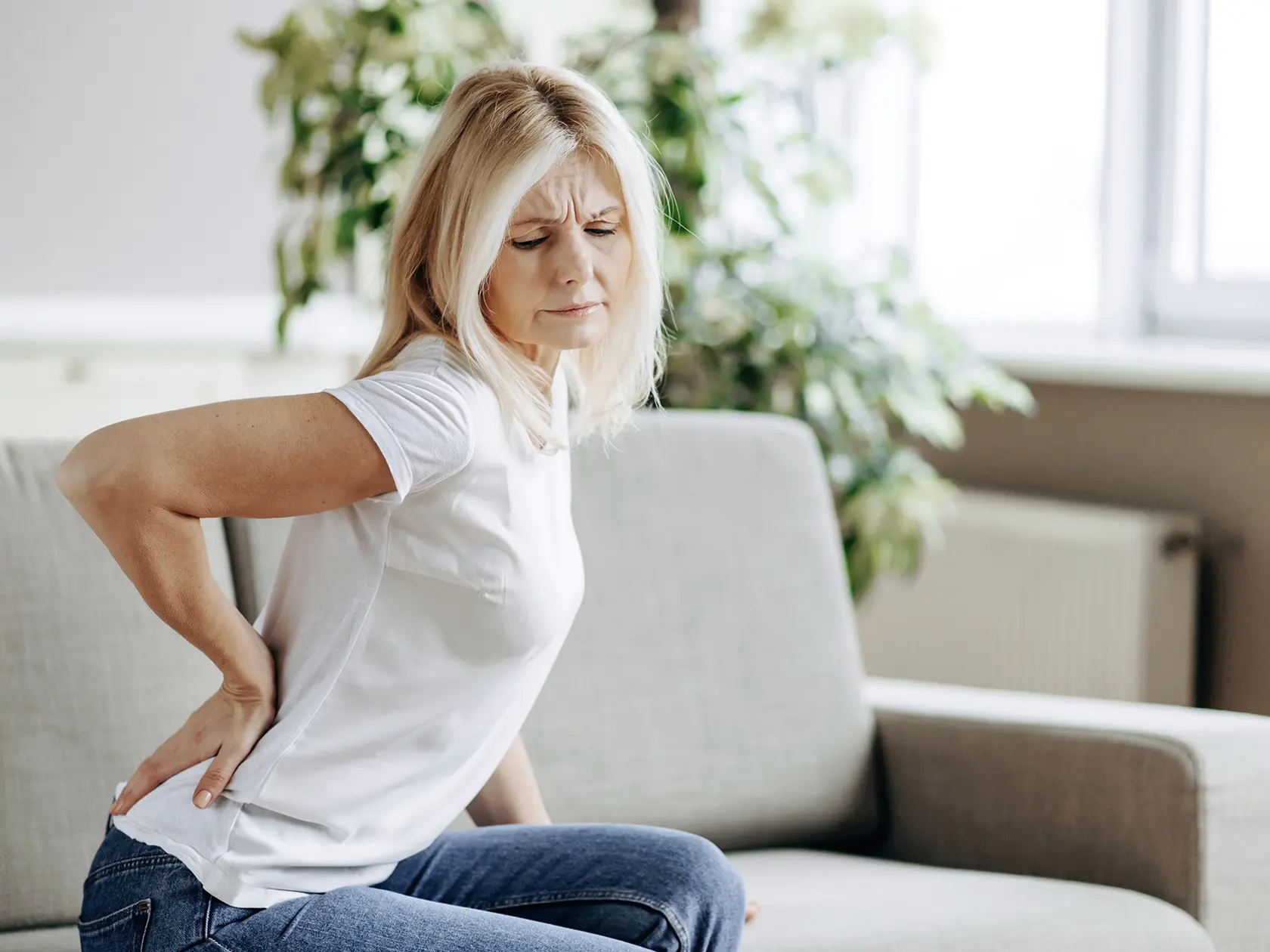 Príliš často sedíte a málo sa hýbete. Bolestivý chrbát môže byť tým menším problémom. Pozor si dajte, či nejde o osteoporózu.