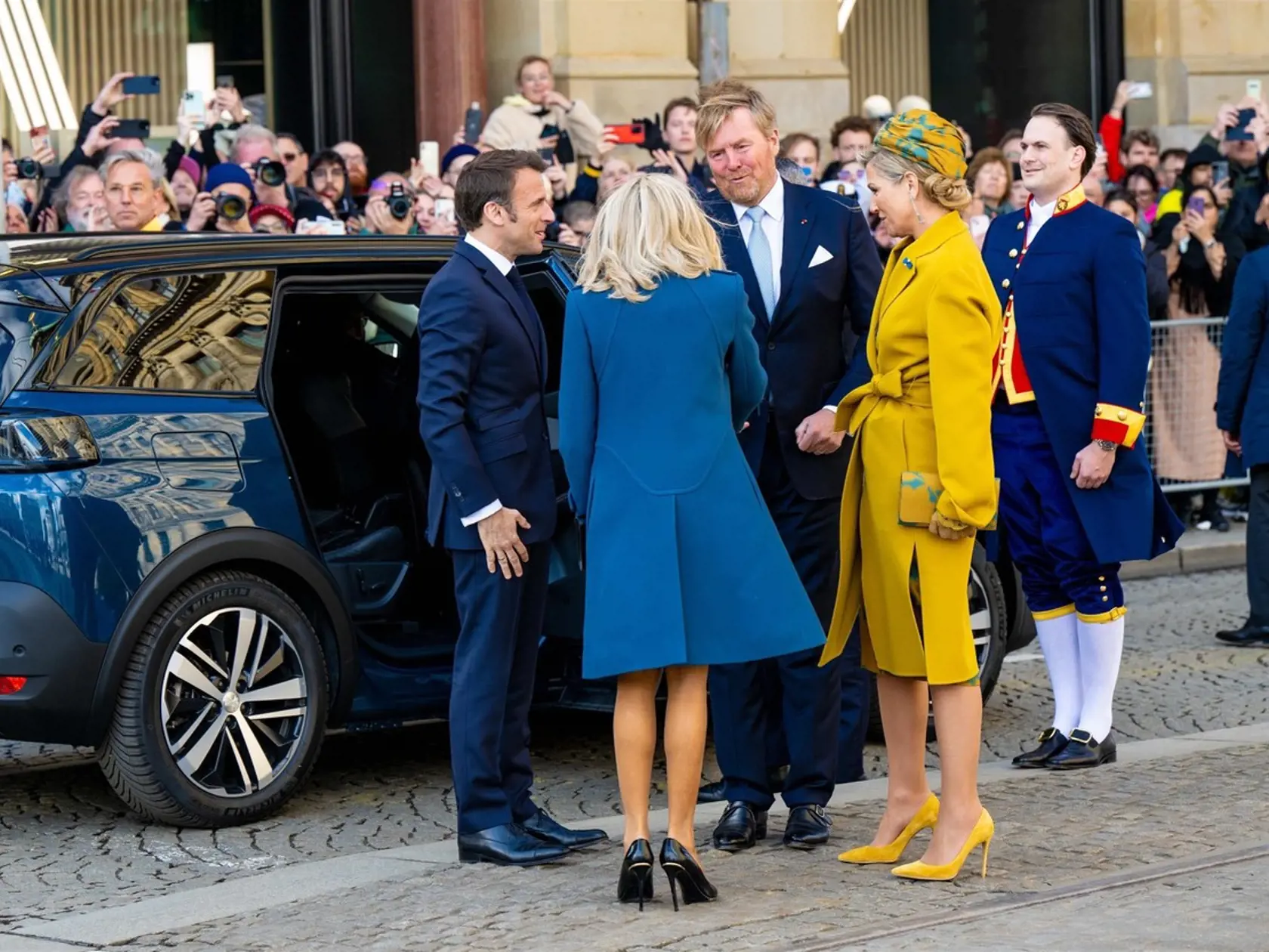 Prvá dáma Francúzska Brigitte Macron (69) spolu s prezidentom Emmanuelom Macronom (45) zavítala na oficiálnu návštevu Holandska. Okrem toho, že prišla vyparádená od hlavy po päty, ukázala aj chudučké nohy, ktoré boli oproti iným zúčastneným ako paličky.