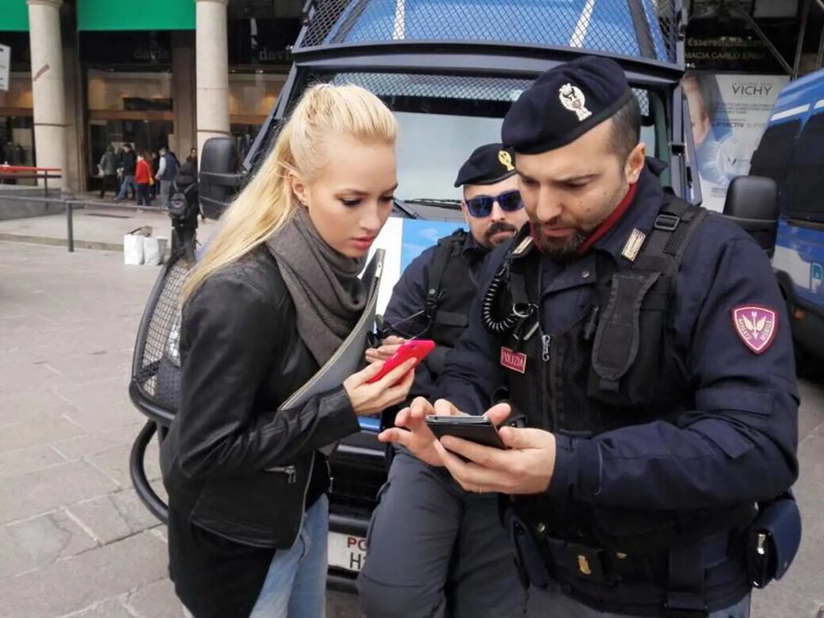 Barbora Rakovská s talianskymi policajtmi počas vážnej debaty.