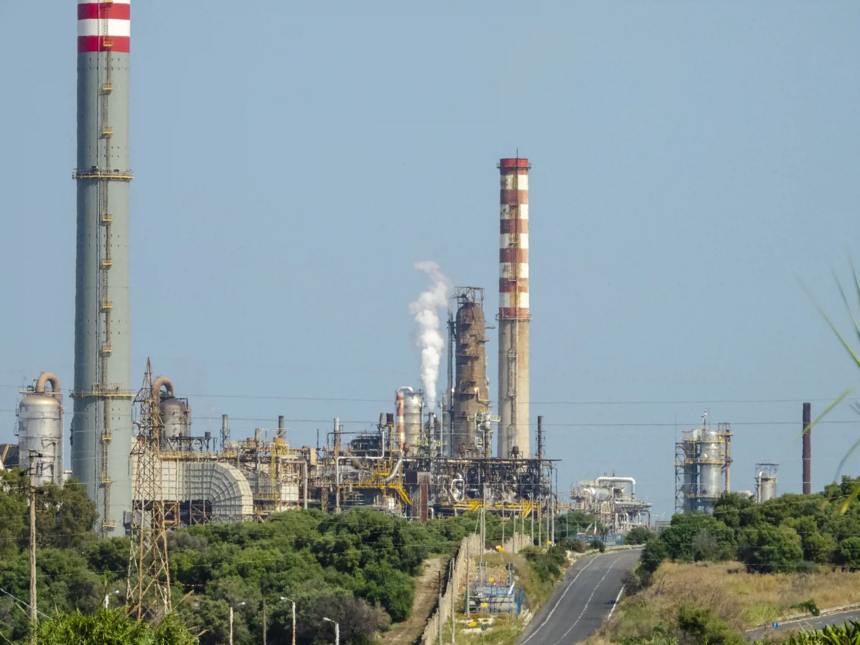 Rezort hospodárstva dodal, že i keď Lukoil dodával časť ropy pre rafinériu Slovnaft, tá má zabezpečené dodávky ruskej ropy aj od iného dodávateľa a rovnako má objednané dodávky z alternatívnych zdrojov. "Rezort hospodárstva napriek týmto faktom vzniknutý problém eviduje a aktívne sa ním zaoberá aj so svojimi ukrajinskými partnermi," dodala Pavlusík.