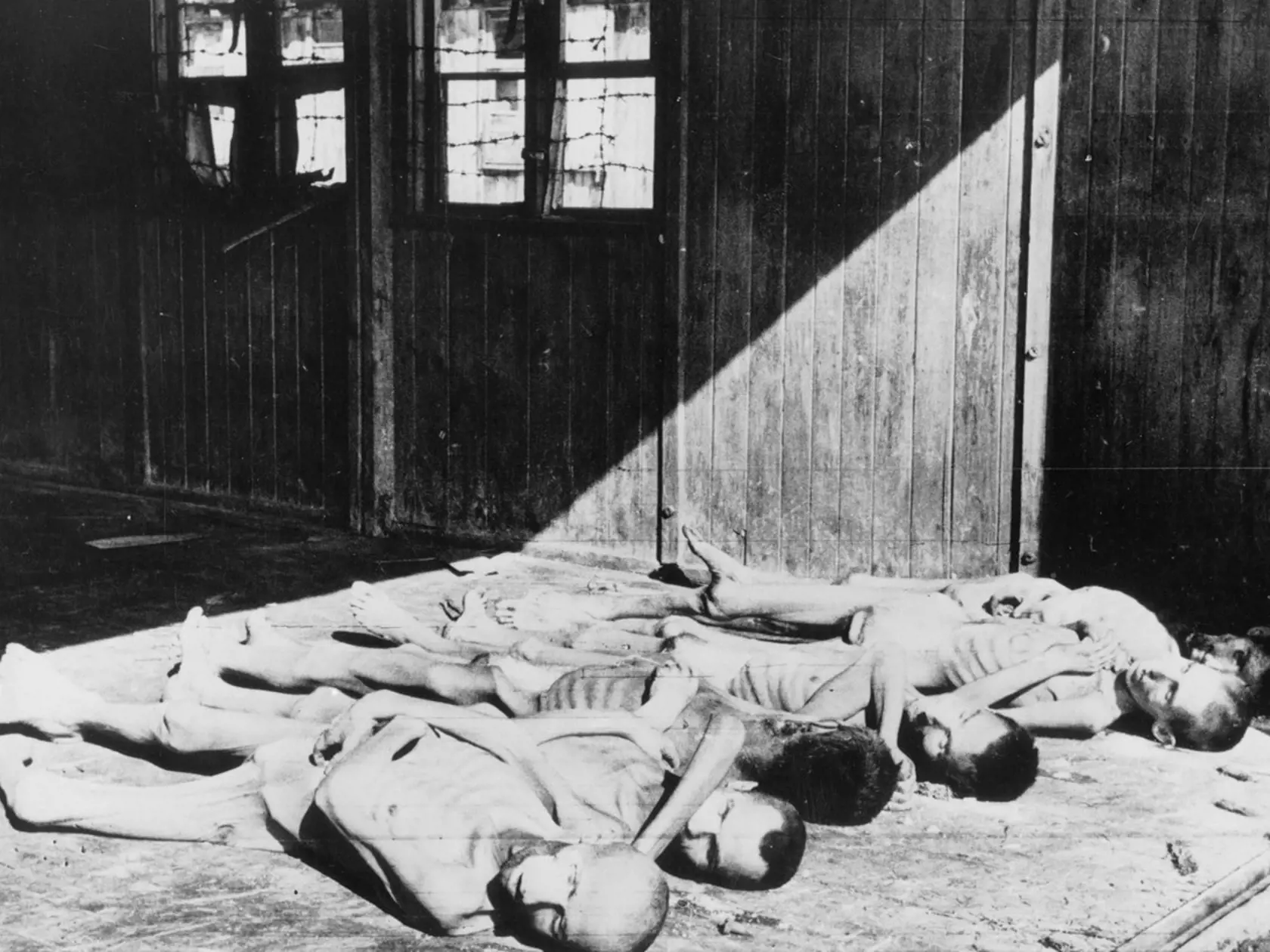 Osvienčim bol pravdepodobne vybraný, aby zohral ústrednú úlohu pri „konečnom riešení“, pretože sa nachádzal na železničnom uzle so 44 paralelnými koľajami – železničnými traťami, ktoré slúžili na prepravu Židov z celej Európy na smrť. Heinrich Himmler, šéf SS, nacistického polovojenského zboru nariadil zriadenie prvého tábora, zajateckého tábora, 27. apríla 1940 a prvý transport poľských politických väzňov prišiel 14. júna.
