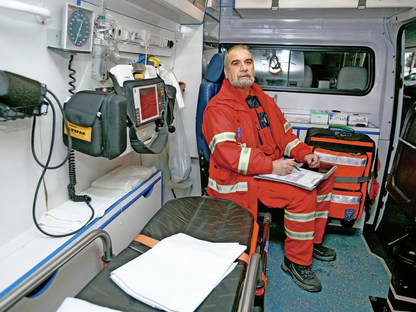 MUDr. Viliam Dobiáš aj ako 66-ročný slúži na záchranke - v prvej línii medicíny.