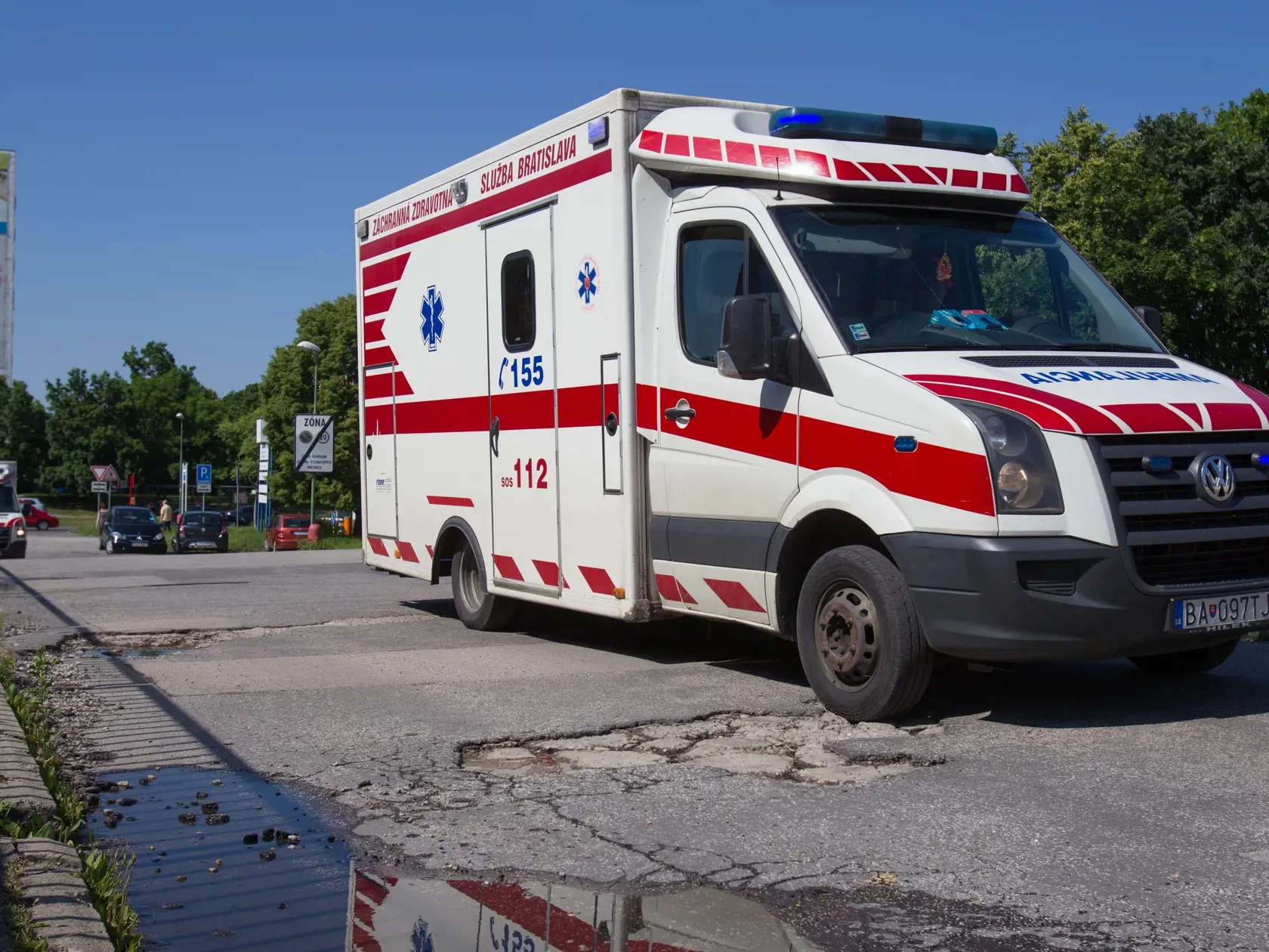 Sanitka vyrazí k prípadu vždy. Niekedy príde na miesto skôr lekár v aute a ten rozhodne, či je prevoz pacienta potrebný alebo ho vie ošetriť na mieste. V tom prípade môže ísť sanitka k ďalšiemu prípadu.