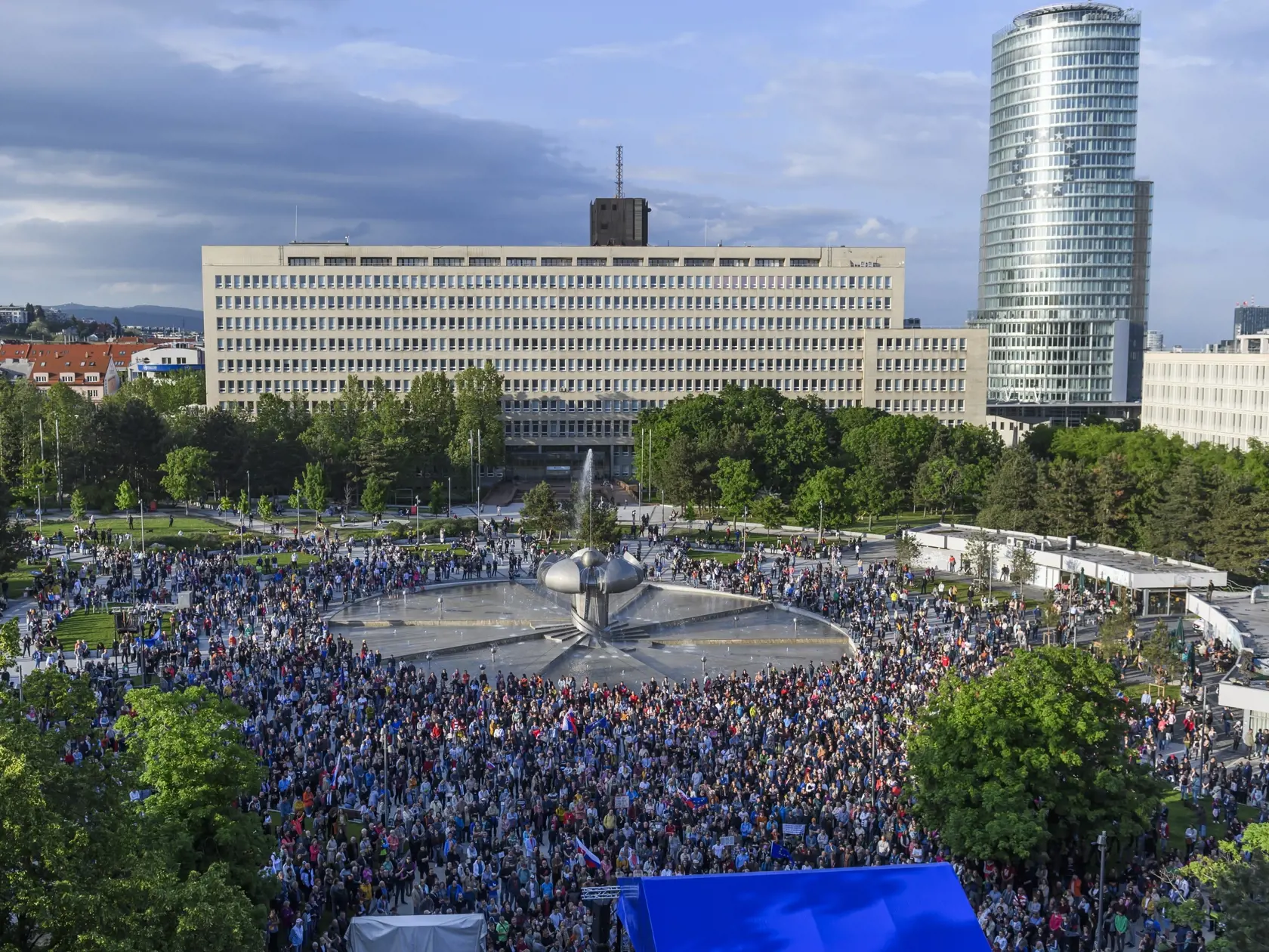 Na snímke pohľad z vrchu na účastníkov protivládneho protestu hnutia Progresívne Slovensko (PS) na Námestí slobody v Bratislave 2. mája 2024. FOTO TASR - Jaroslav Novák