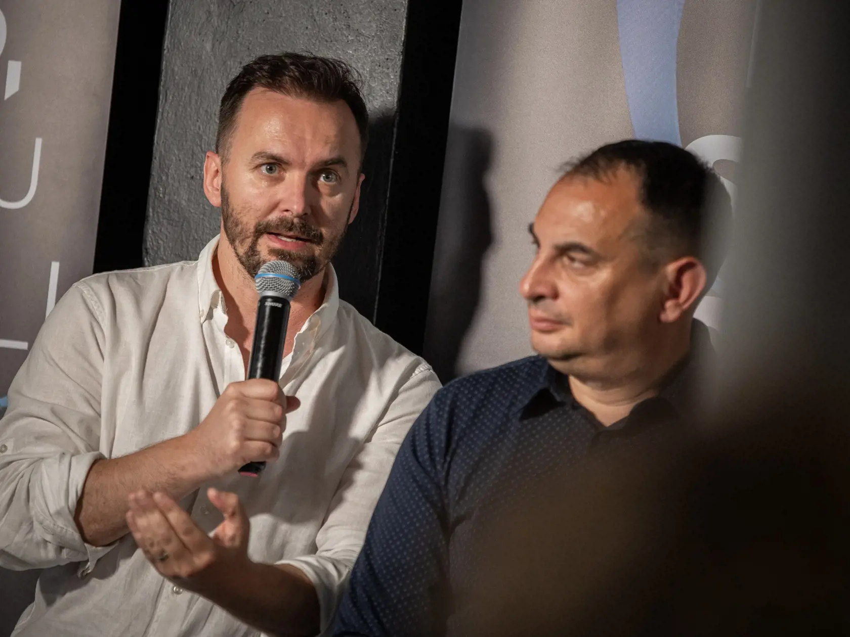 ZÁBERY PO TRANSPLANTÁCII: Na týchto záberoch má Šipoš viditeľne hustejšiu hrivu. Podľa našich informácií si zákrok nechal robiť na Slovensku.