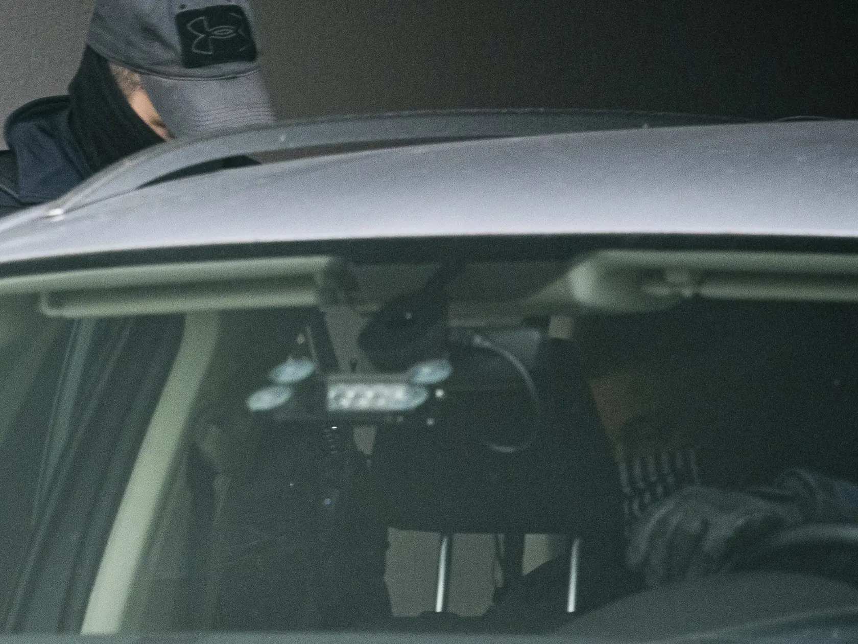 Na snímke bývalý šéf kontrarozviedky Slovenskej informačnej služby Ľubomír A. (v aute) prichádza v sprievode policajnej eskorty na Špecializovaný trestný súd (ŠTS) v Pezinku 26. novembra 2020. FOTO TASR - Jaroslav Novák