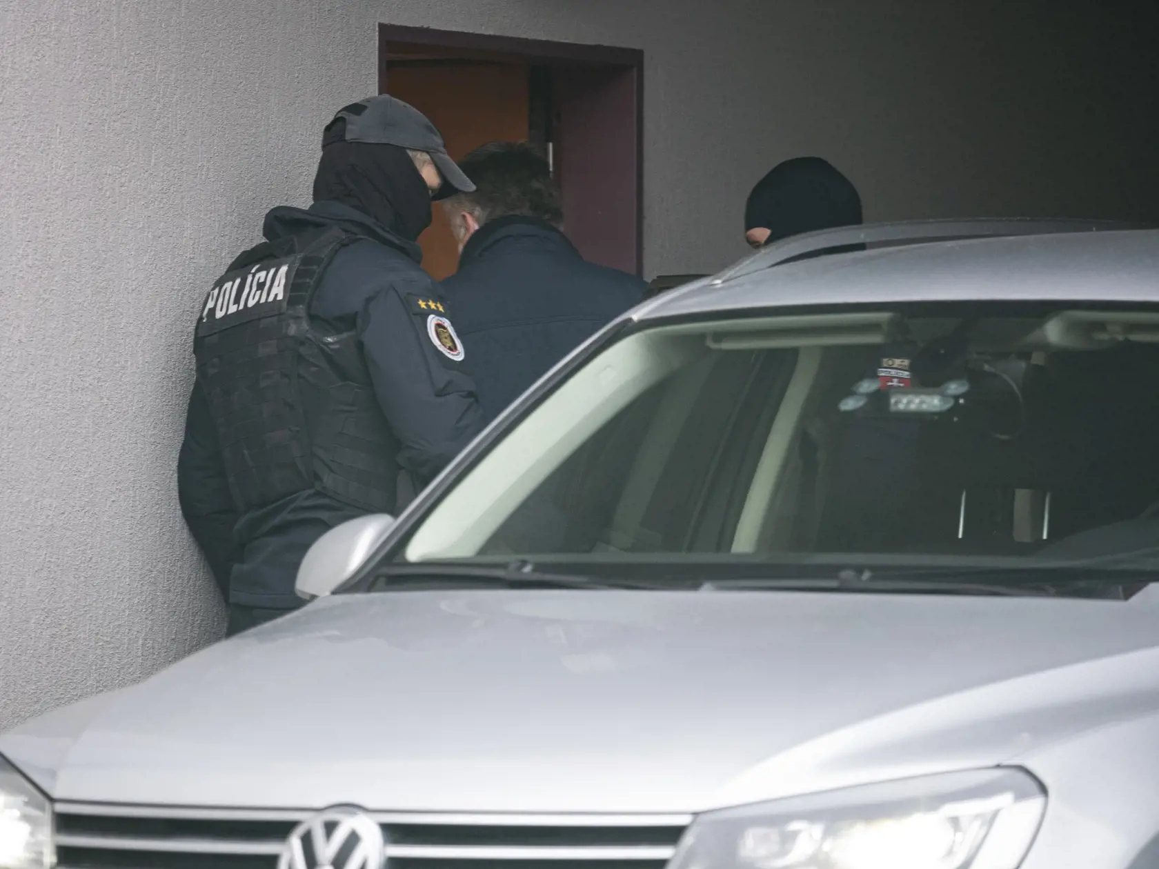 Na snímke bývalý šéf kontrarozviedky Slovenskej informačnej služby (SIS) Ľubomír A. prichádza v sprievode policajnej eskorty na Špecializovaný trestný súd (ŠTS) v Pezinku 26. novembra 2020. FOTO TASR - Jaroslav Novák