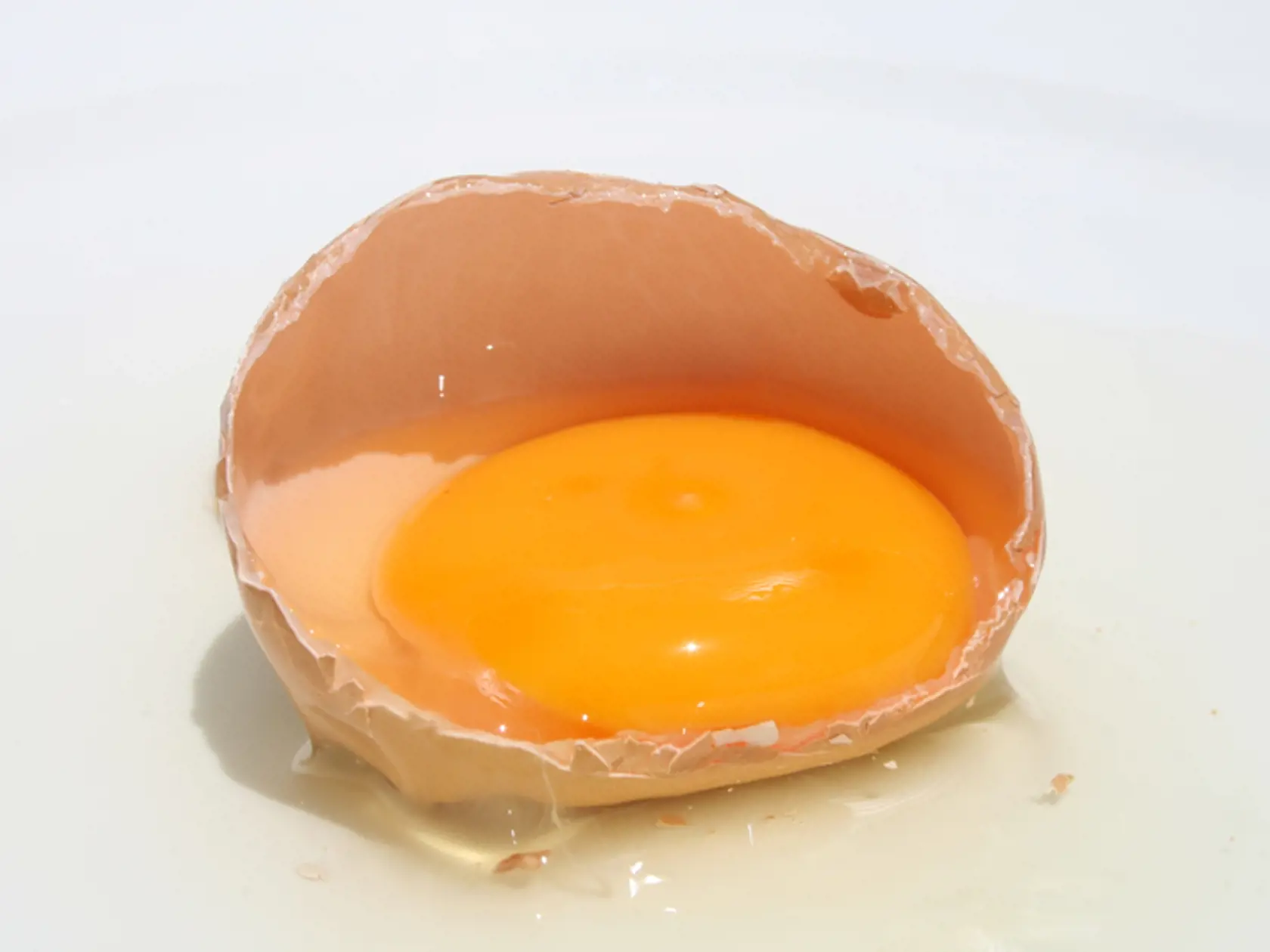 Surové vajcia môžu obsahovať baktérie salmonely.