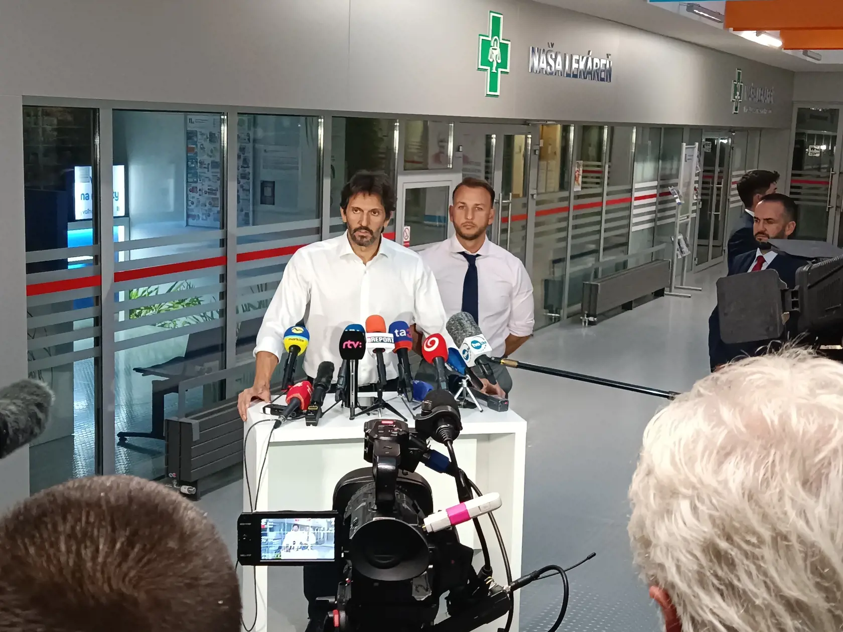 Minister obrany Robert Kaliňák a minister vnútra Matúš Šutaj Eštok počas tlačového brífingu ku zdravotnému stavu premiéra Roberta Fica.