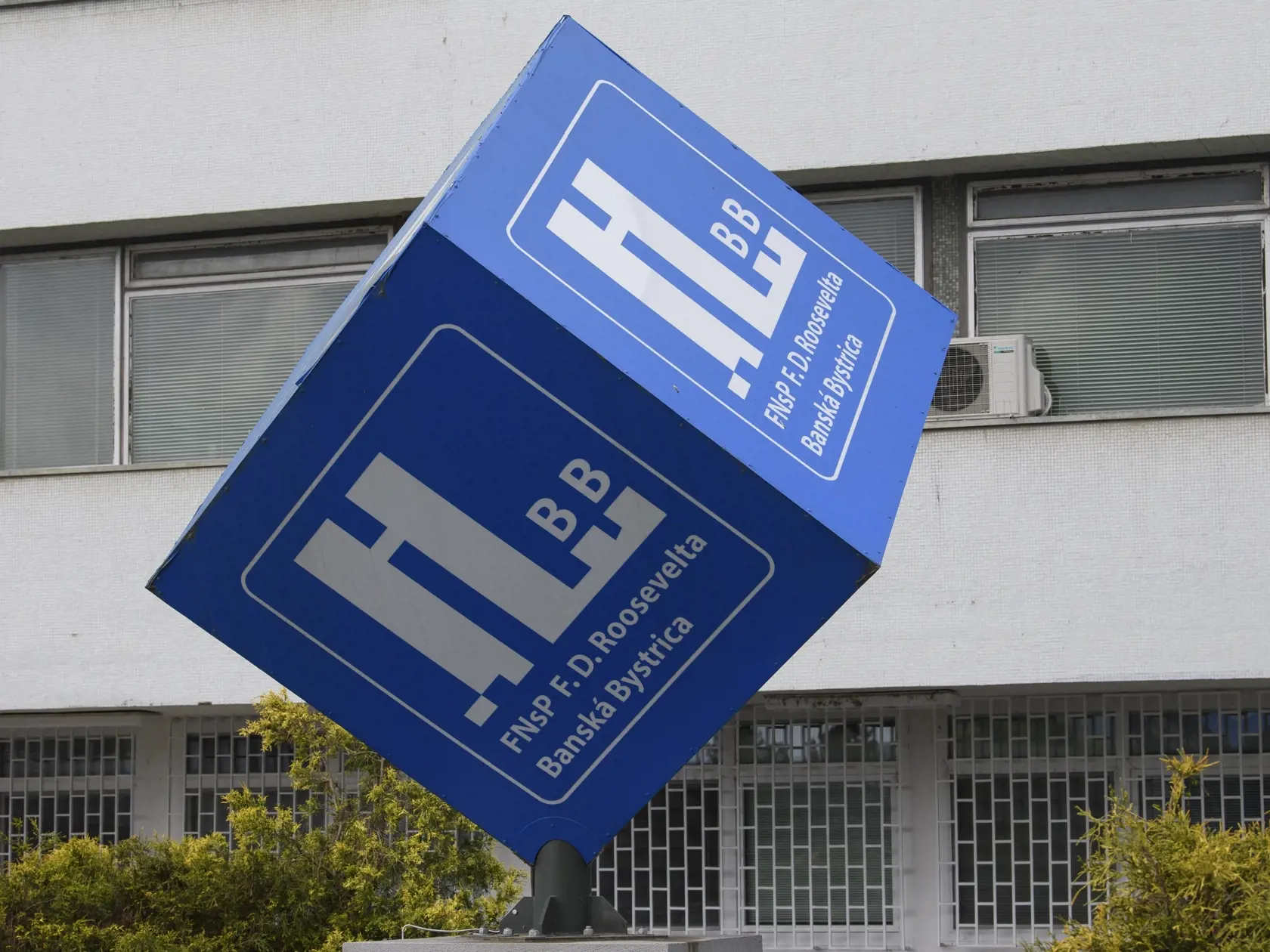 Na snímke logo Rooseveltovej nemocnice v Banskej Bystrici v nedeľu 19. mája 2024. Premiér Robert Fico (Smer-SD) je momentálne mimo ohrozenia života. Jeho stav je naďalej vážny.  Vicepremiér doplnil, že prevoz predsedu vlády do inej nemocnice v najbližšom období nie je plánovaný ani možný. Vzhľadom na stabilný zdravotný stav premiéra s pozitívnou prognózou avizoval, že ďalšie dni bude o situácii informovať nemocnica v pravidelných stanoviskách. V nedeľu o tom informovali námestník Rooseveltovej n