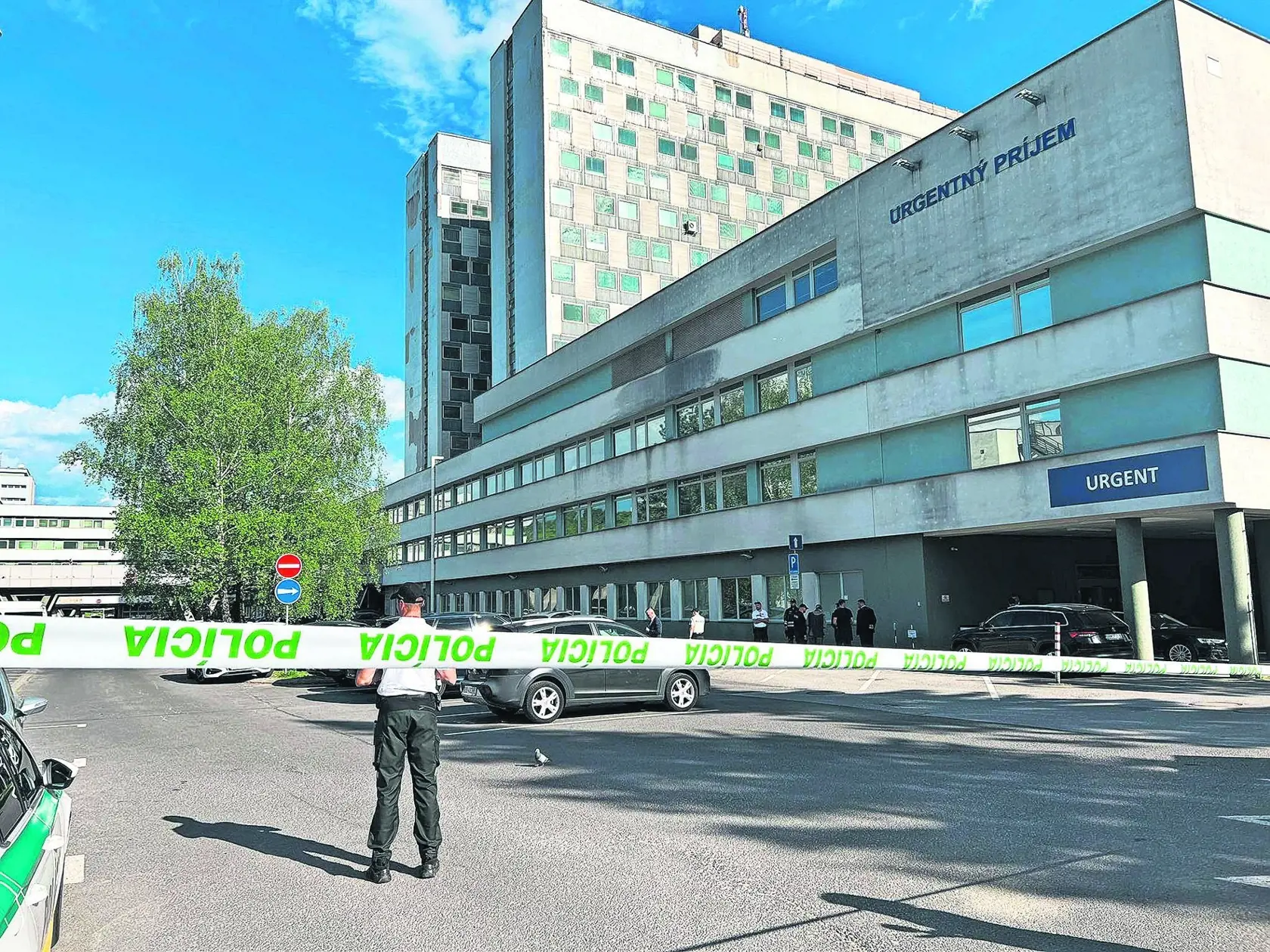 Nemocnica je prísne strážená mužmi zákona.