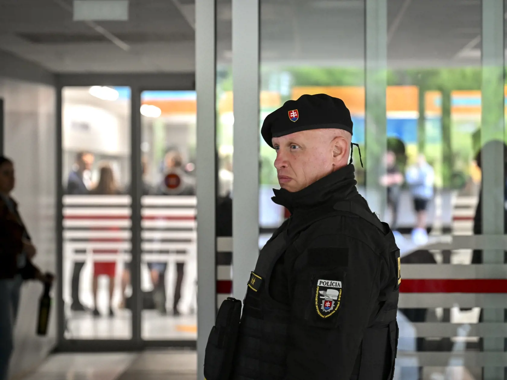Nemocnica je prísne strážená mužmi zákona.