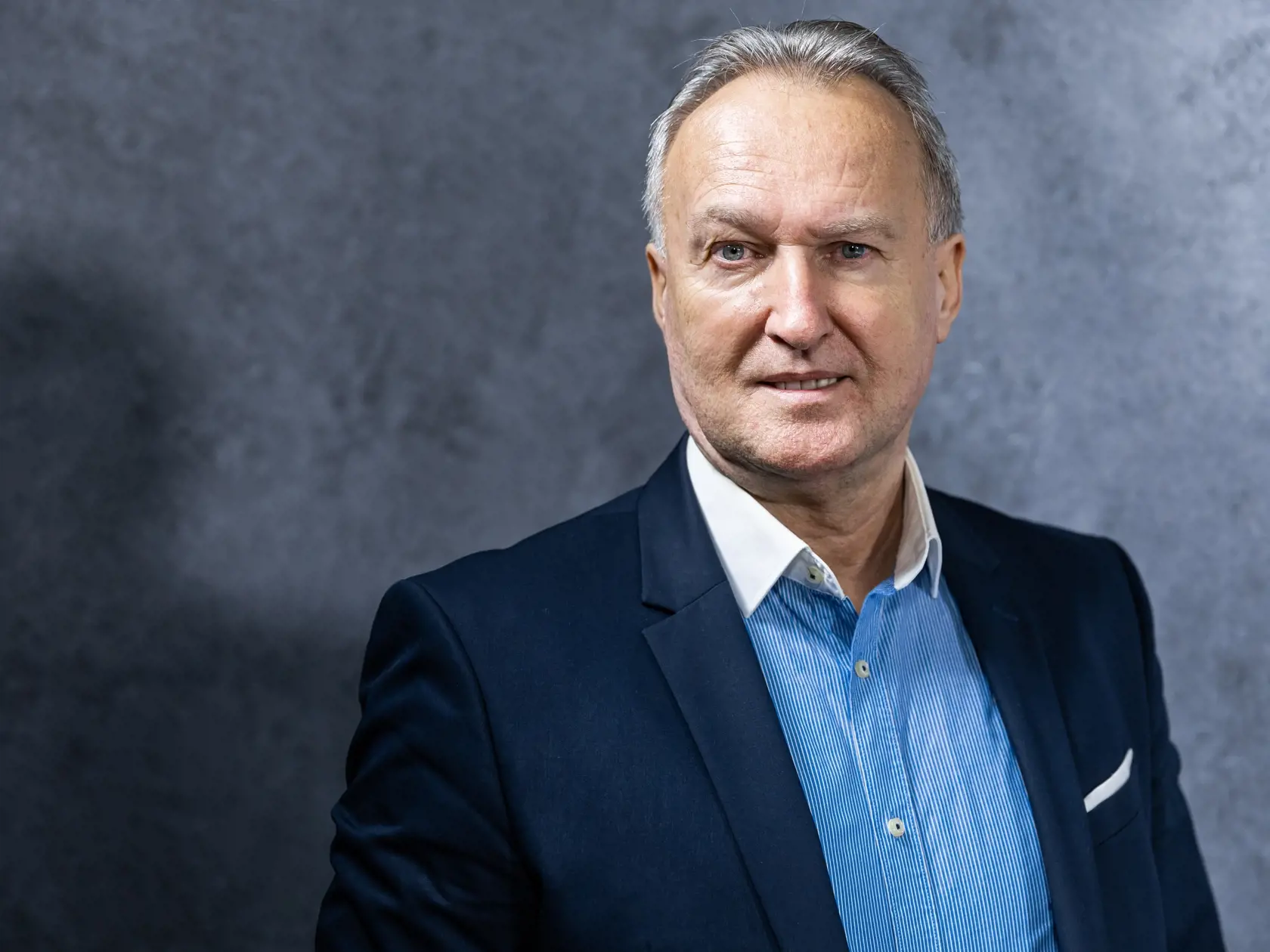 ZÁBOJNÍK O NEBEZPEČENSTVE, KTORÉ HROZÍ FICOVI: Kontrola sa vzťahuje aj na zdravotnícky personál. „Neexistuje, aby tam teraz prišiel odpočítať stav nejaký plynár alebo prišiel niekto niečo riešiť v rámci energetiky,“ uviedol Zábojník. Všetky šarže liekov podávaných premiérovi Ficovi sú evidované, aby sa zamedzilo manipulácii alebo podvrhnutiu falošných liekov. „Dúfam, že má náš úrad zmapované osoby, ktoré s liekmi manipulujú, a že všetko je pod kontrolou,“ konštatoval Zábojník.