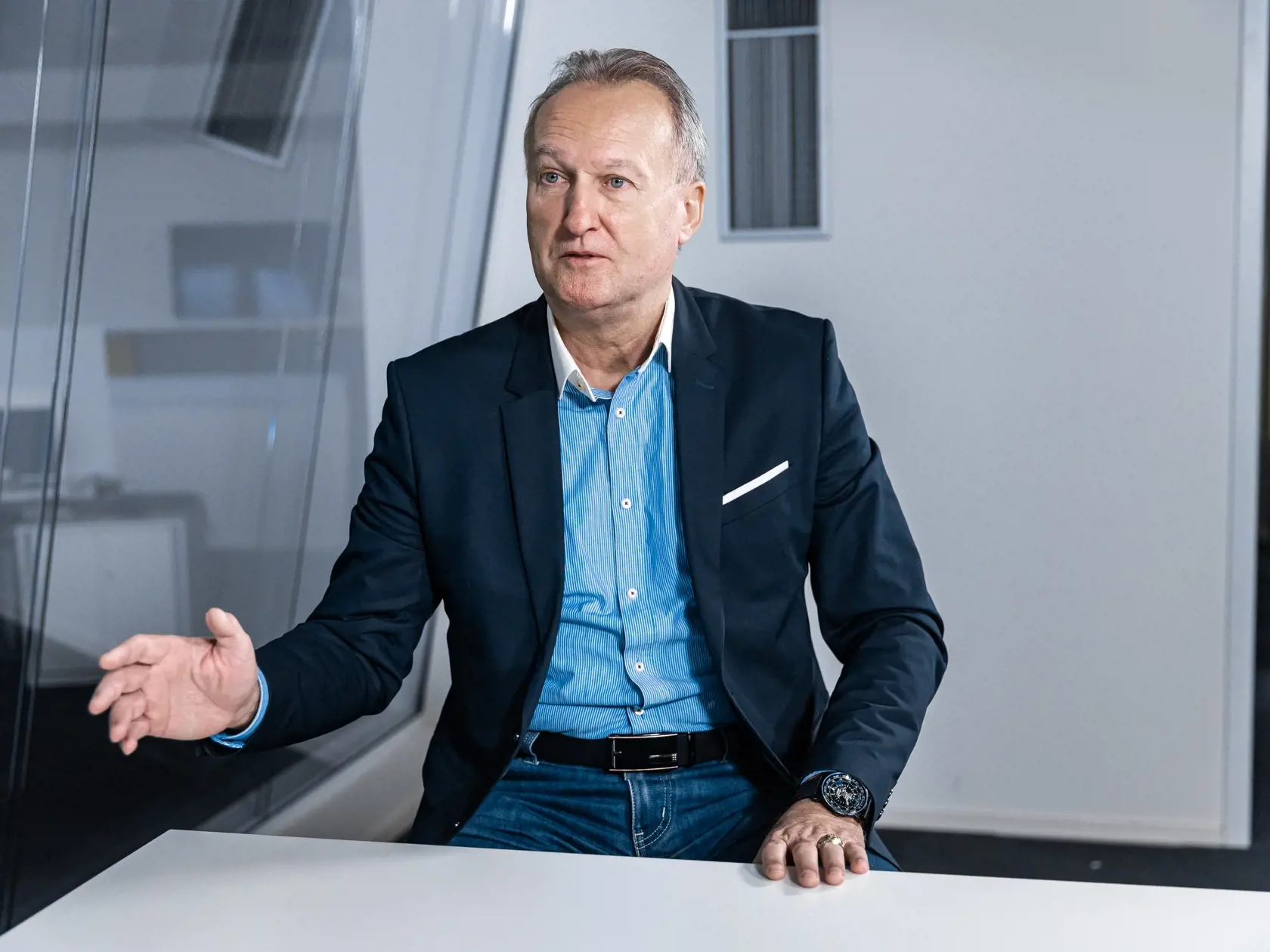 ZÁBOJNÍK O NEBEZPEČENSTVE, KTORÉ HROZÍ FICOVI: Kontrola sa vzťahuje aj na zdravotnícky personál. „Neexistuje, aby tam teraz prišiel odpočítať stav nejaký plynár alebo prišiel niekto niečo riešiť v rámci energetiky,“ uviedol Zábojník. Všetky šarže liekov podávaných premiérovi Ficovi sú evidované, aby sa zamedzilo manipulácii alebo podvrhnutiu falošných liekov. „Dúfam, že má náš úrad zmapované osoby, ktoré s liekmi manipulujú, a že všetko je pod kontrolou,“ konštatoval Zábojník.