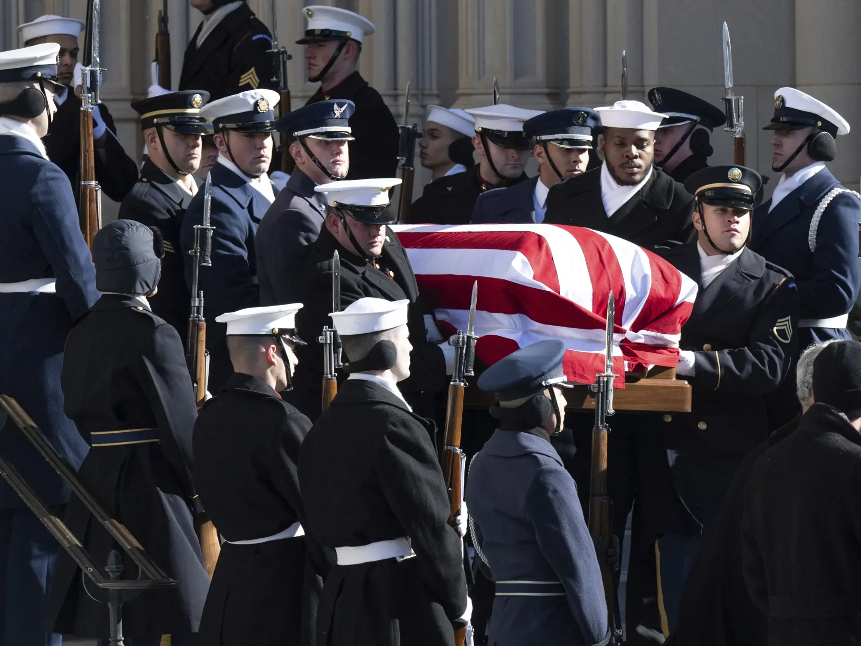 KK51 Washington - Rakvu s pozostatkami bývalého amerického prezidenta Jimmyho Cartera vynášajú z Národnej katedrály po štátnom pohrebe vo Washingtone vo štvrtok 9. januára 2025. Demokrat Carter zomrel 29. decembra vo veku 100 rokov. FOTO TASR/AP
The flag-draped casket of former President Jimmy Carter is carried to a hearse following a state funeral at the National Cathedral, Thursday, Jan. 9, 2025, in Washington. (Saul Loeb/Pool via AP)