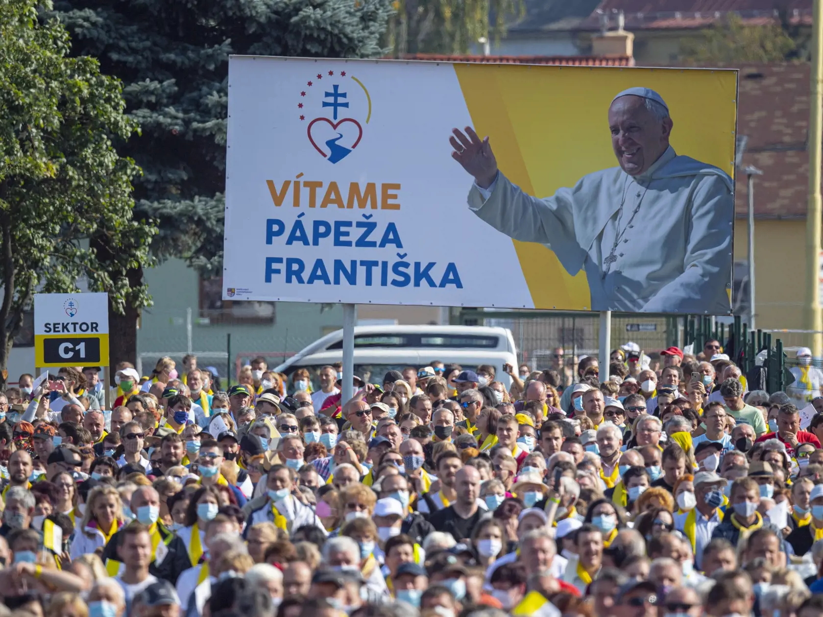 V nedeľu 12. septembra 2021 pricestoval na oficiálnu návštevu Slovenska pápež František. Počas návštevy, ktorá potrvá do 15. septembra Svätý Otec zavíta do Bratislavy, Košíc, Prešova a Šaštína. V Prešove je v utorok na programe Božská liturgia svätého Jána Zlatoústeho, ktorej bude predsedať Svätý Otec na priestranstve pred mestskou športovou halou - homília Svätého Otca. Návšteva, ktorej mottom je “ S Máriou a Jozefom na ceste za Ježišom” je prvou cestou pápeža Františka na Slovensko. Na snímke 