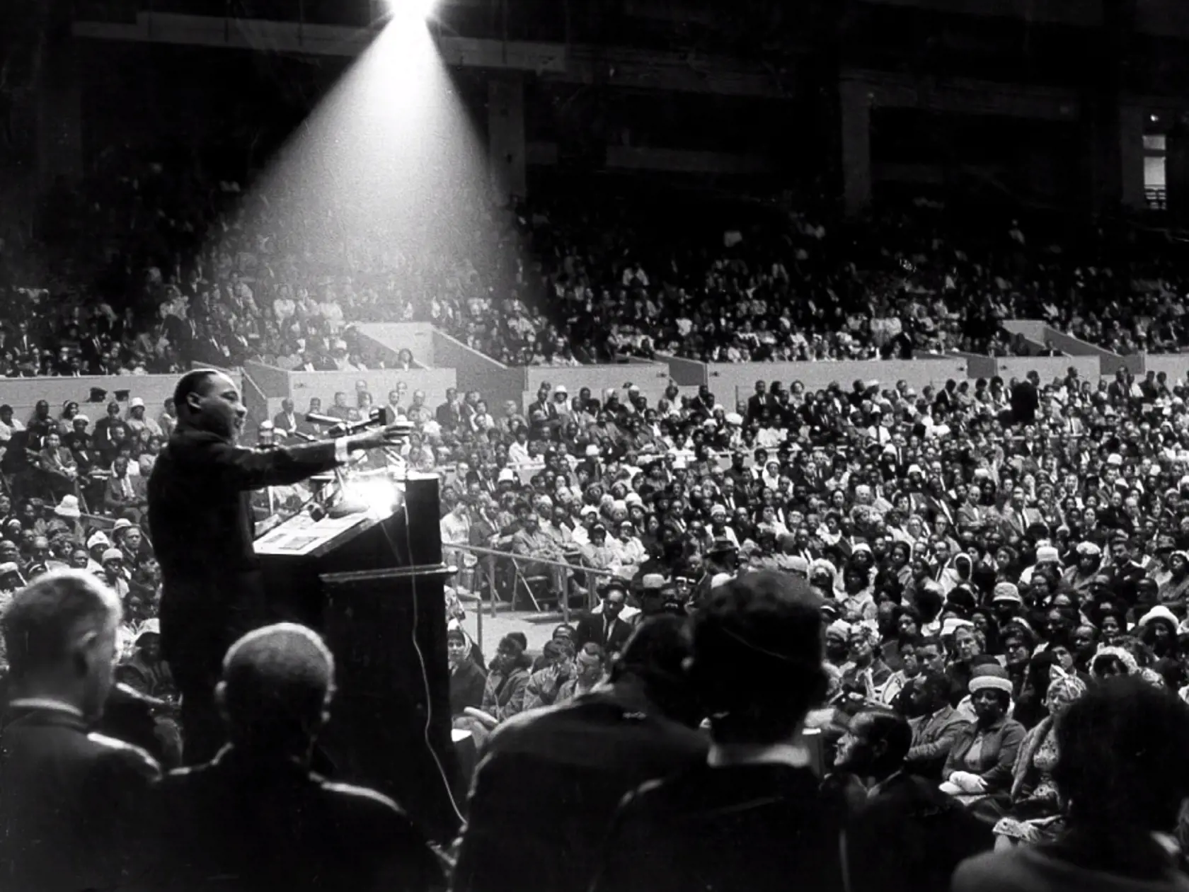 Martin Luther King predniesol pred Lincolnovým pamätníkom vo Washingtone svoj slávny prejav, v ktorom zaznela pamätná veta "I Have A Dream".