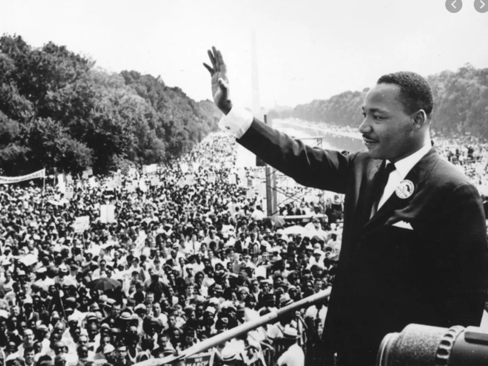 Martin Luther King predniesol pred Lincolnovým pamätníkom vo Washingtone svoj slávny prejav, v ktorom zaznela pamätná veta "I Have A Dream".