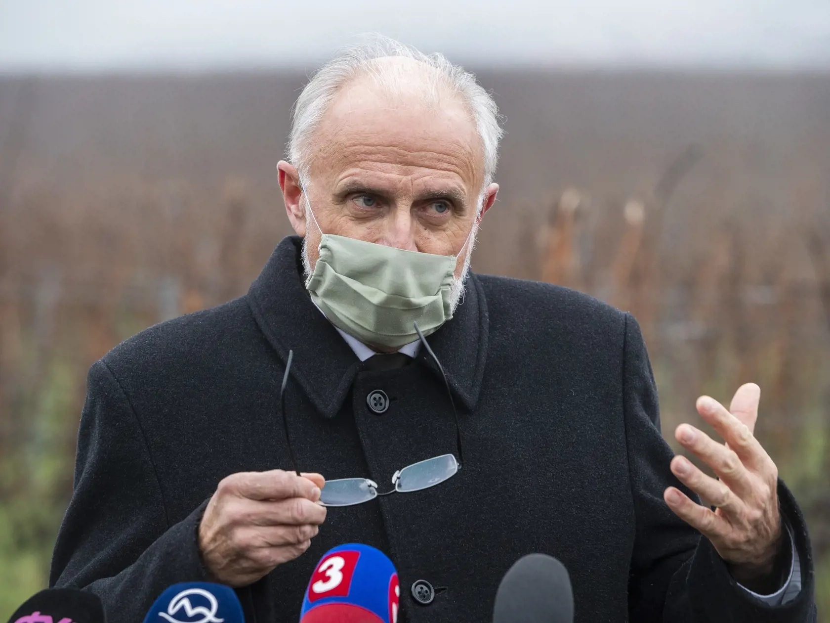 Na snímke je minister pôdohospodárstva a rozvoja vidieka SR Ján Mičovský (OĽANO) počas tlačovej konferencie k riešeniu pre udržanie slovenského vinohradníctva a podpore vinárov na Slovensku vo vinohradoch neďaleko obce Doľany.