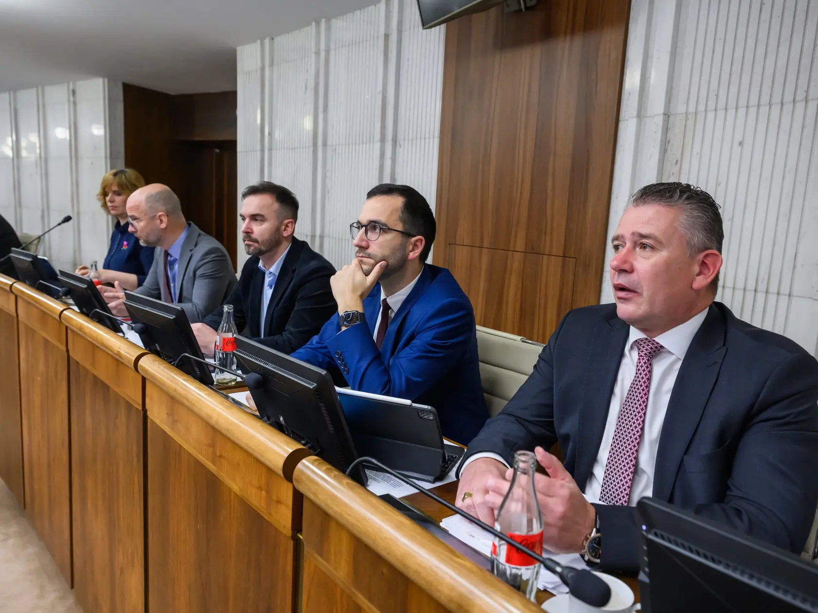 Parlament presunul na ďalšiu riadnu schôdzu opozičný návrh na vyslovenie nedôvery vláde, ako aj návrhy na odvolanie ministrov. Takisto poslanci odobrili, aby Národná rada (NR) SR rokovala počas aktuálnej schôdze aj v pondelok (14. 4.), hoci pondelky zvyčajne nie sú rokovacím dňom. Rozhodli o tom vo štvrtkovom hlasovaní.