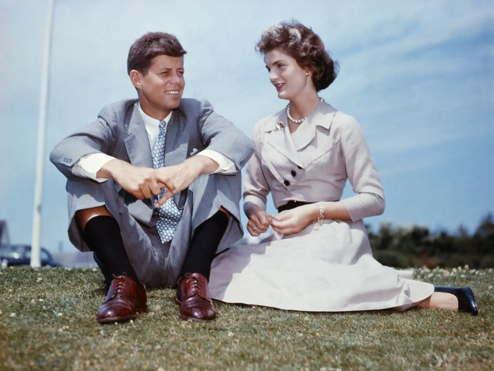 JOHN KENNEDY od prvej chvíle vedel, že JACQUELINE po jeho boku bude perfektná prvá dáma Ameriky.