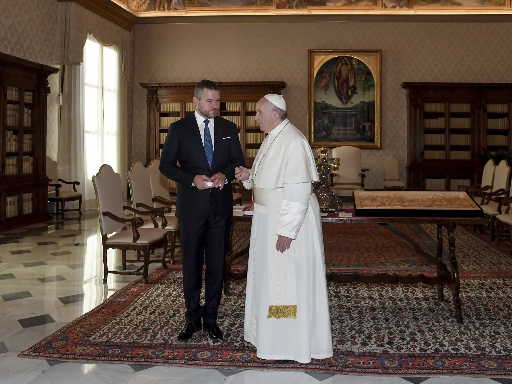 Pápež František a slovenský vtedy premiér Peter Pellegrini počas súkromnej audiencie vo Vatikáne 9. decembra 2019. Pápež František vtedy prijal slovenského premiéra Petra Pellegriniho s delegáciou počas jeho oficiálnej návštevy Svätej stolice.
