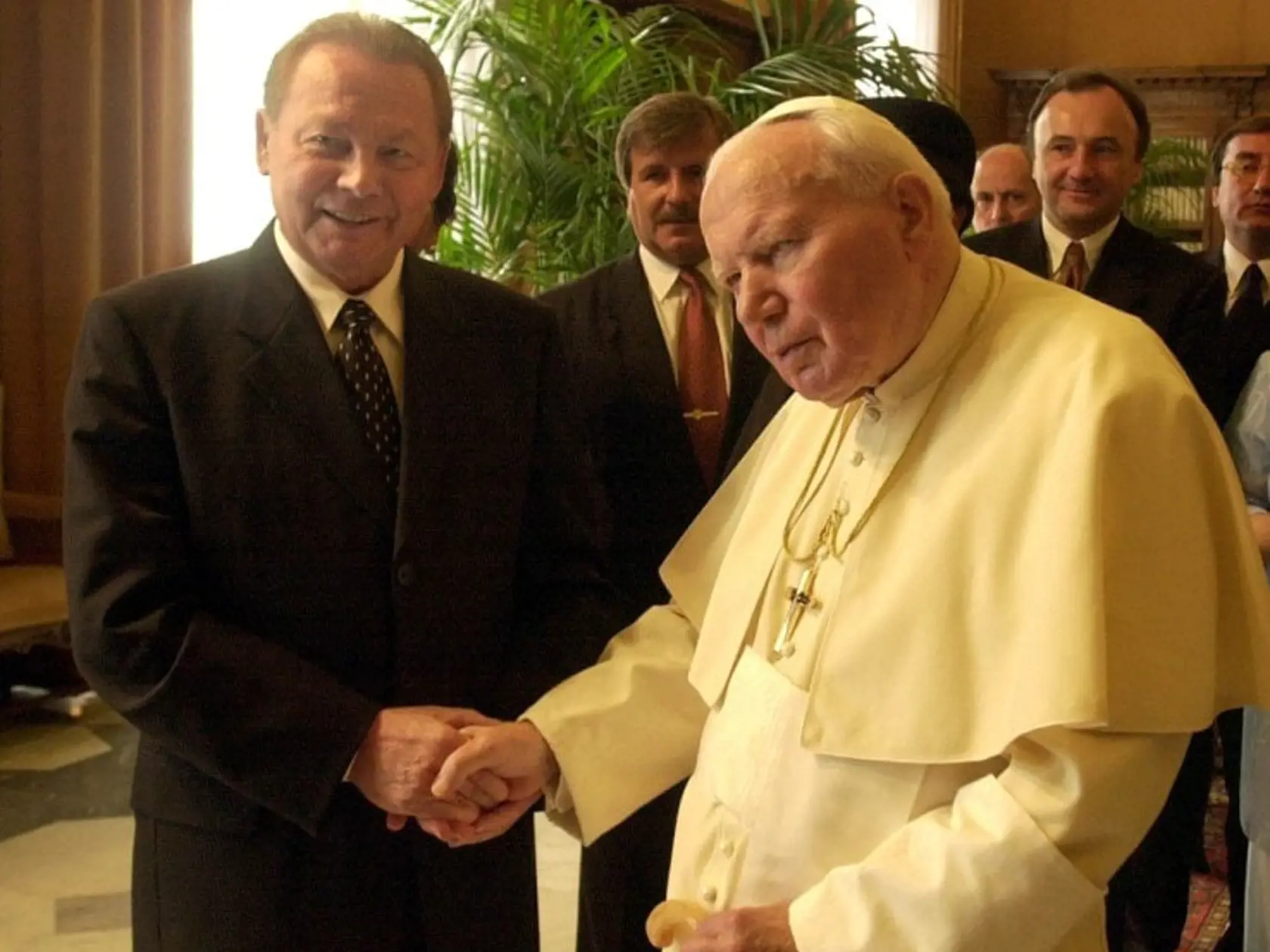 S pápežom Jánom Pavlom II (vlastným menom Karol Józef Wojtyla) sa stretol aj druhý slovenský prezident Rudolf Schuster (vľavo).
