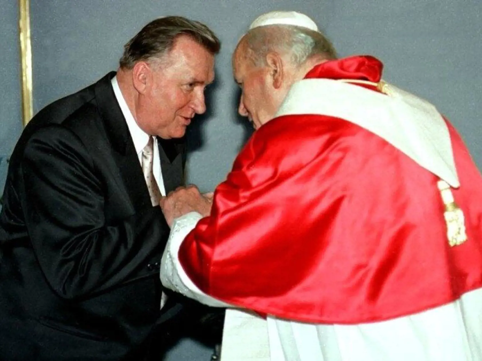 Bývalý prezident Michal Kováč pri stretnutí s pápežom Jánom Pavlom II.