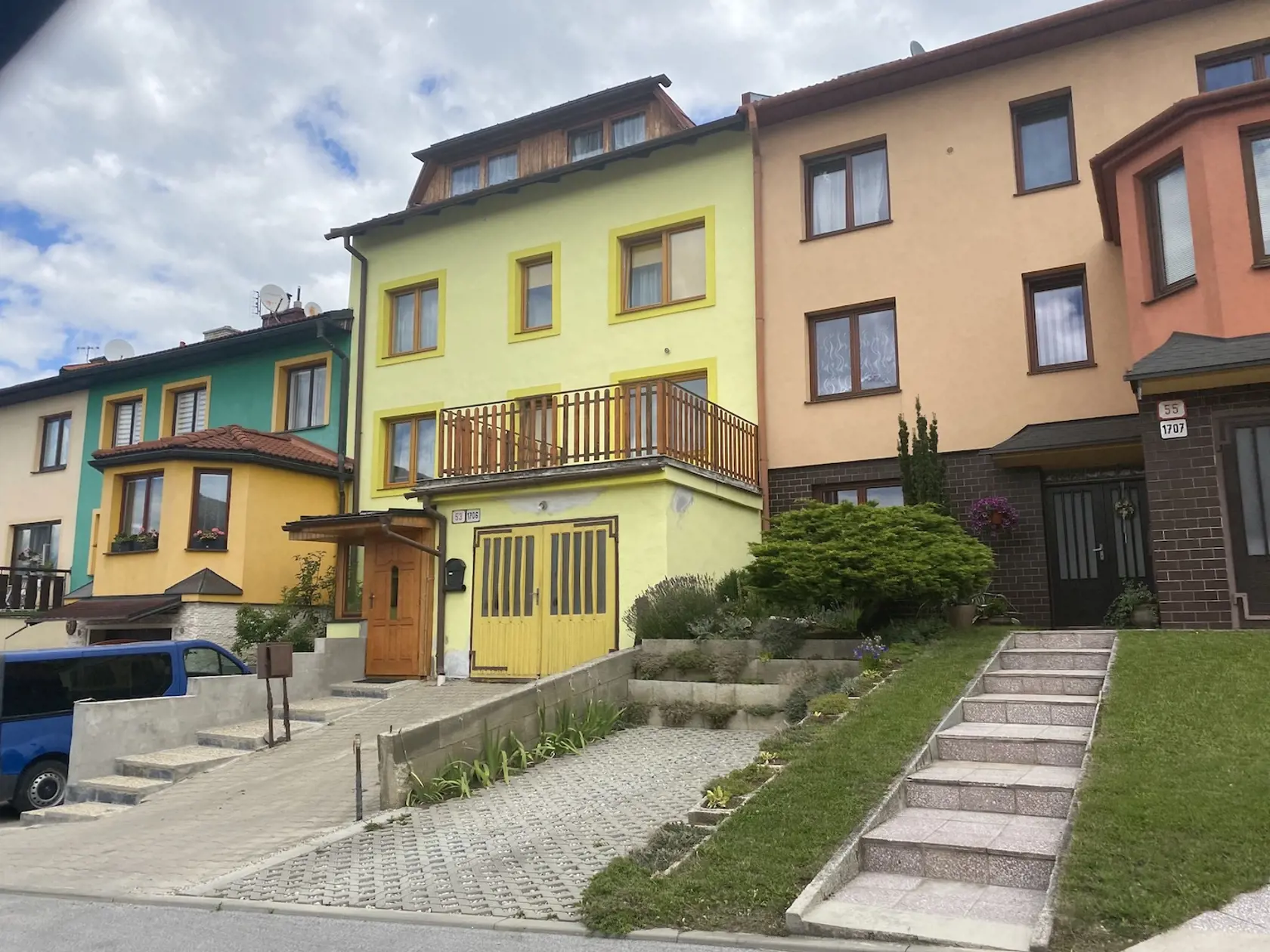 Rodinný dom, kde žije poslanec Štefan Kuffa. Keď sme sa mu predstavili a ponúkli priestor na vyjadrenie, uviedol: "Nie, to ja idem preč od vás."