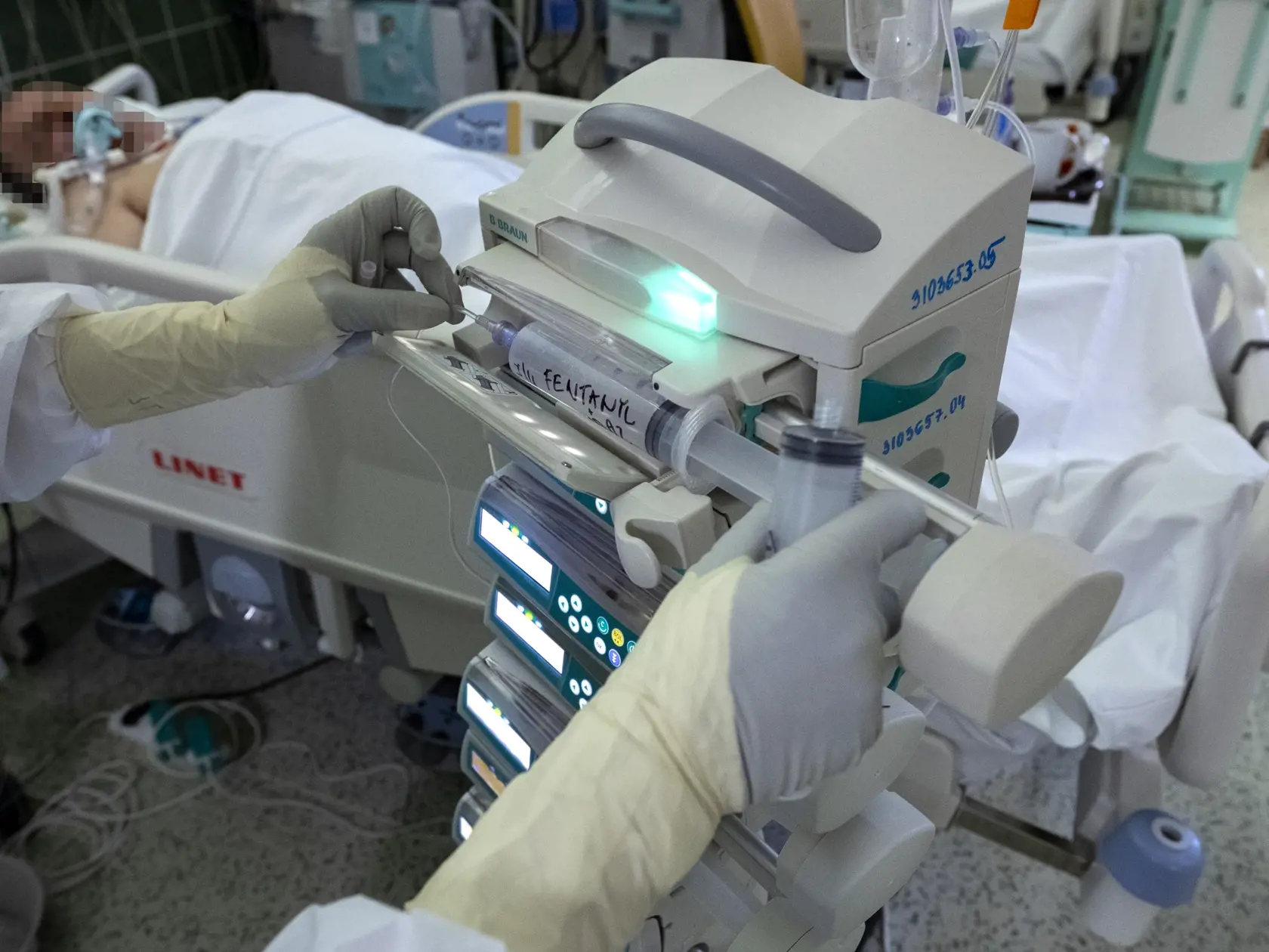 Počet hospitalizovaných prekročil hranicu 250 ľudí a bude ich viac. Zo štatistík vyplýva, že až 88 percent ľudí, ktorí skončia v nemocnici, sú neočkovaní.