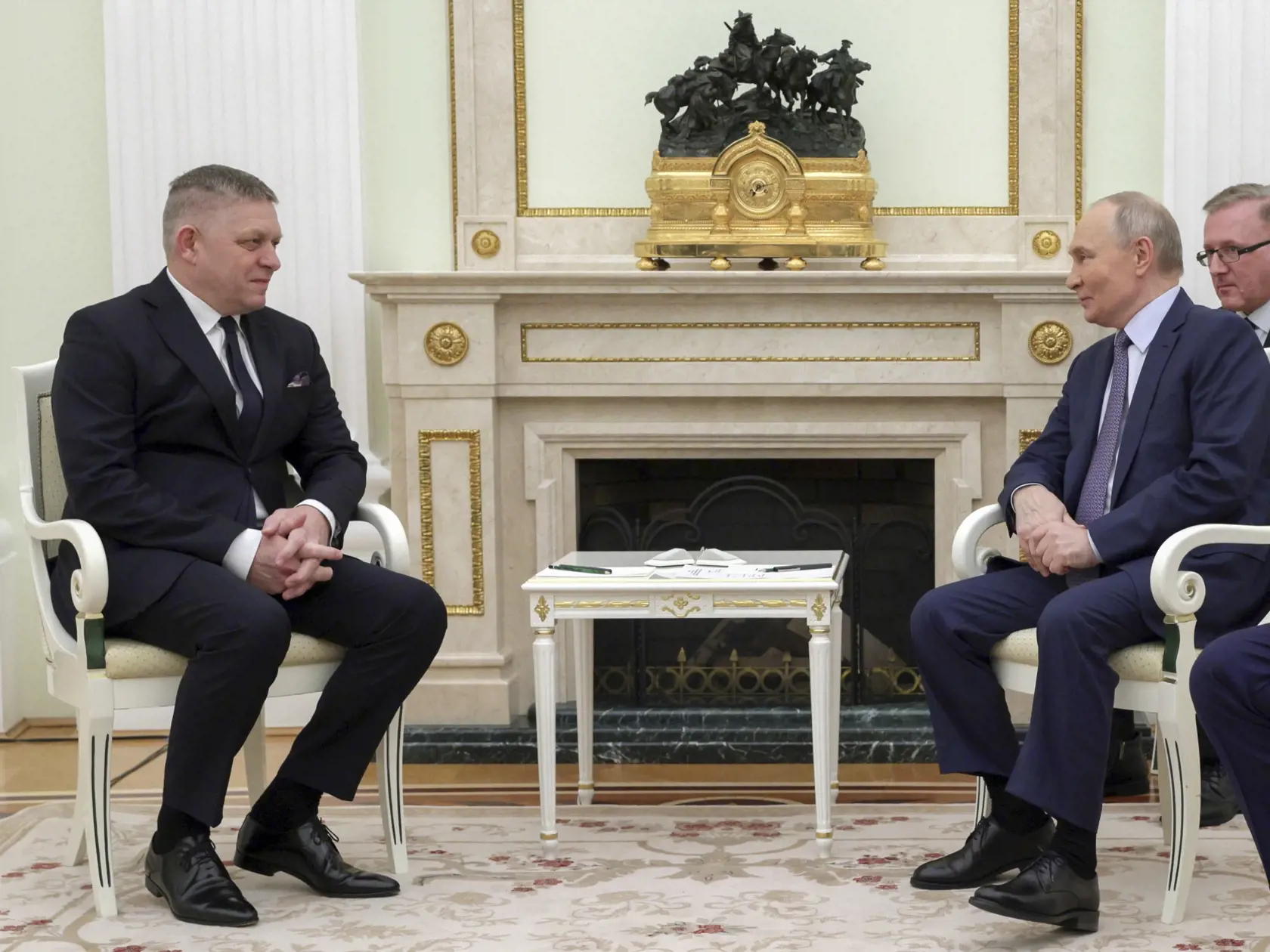 Ruský prezident Vladimir Putin (vpravo) a slovenský premiér Robert Fico (vľavo) počas stretnutia v Moskve 22. decembra 2024.