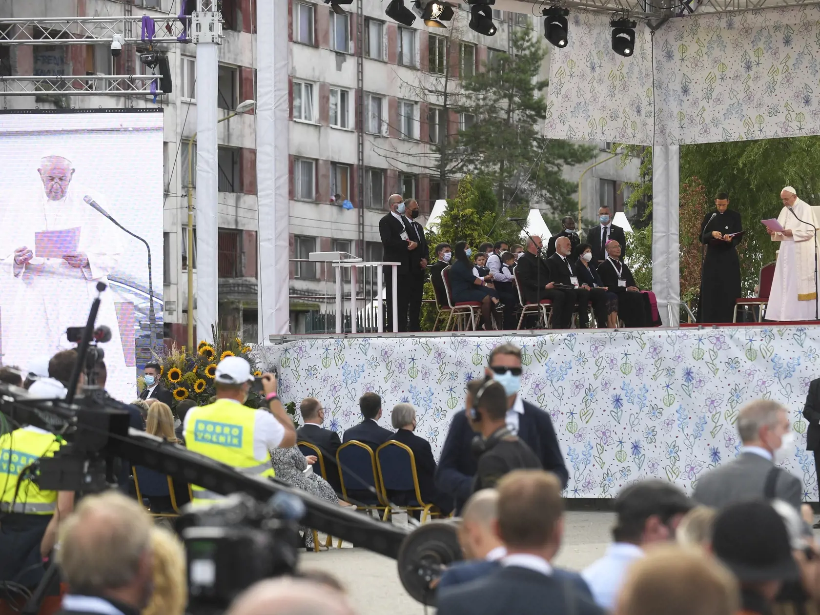 V nedeľu 12. septembra 2021 pricestoval na oficiálnu návštevu Slovenska pápež František. Počas návštevy, ktorá potrvá do 15. septembra, Svätý Otec zavíta do Bratislavy, Košíc, Prešova a Šaštína. Návšteva, ktorej mottom je “ S Máriou a Jozefom na ceste za Ježišom” je prvou cestou pápeža Františka na Slovensko. Počas oficiálnej návštevy Slovenska navštívil pápež František v Košiciach sídlisko Luník IX, kde sa stretol s rómskou komunitou.