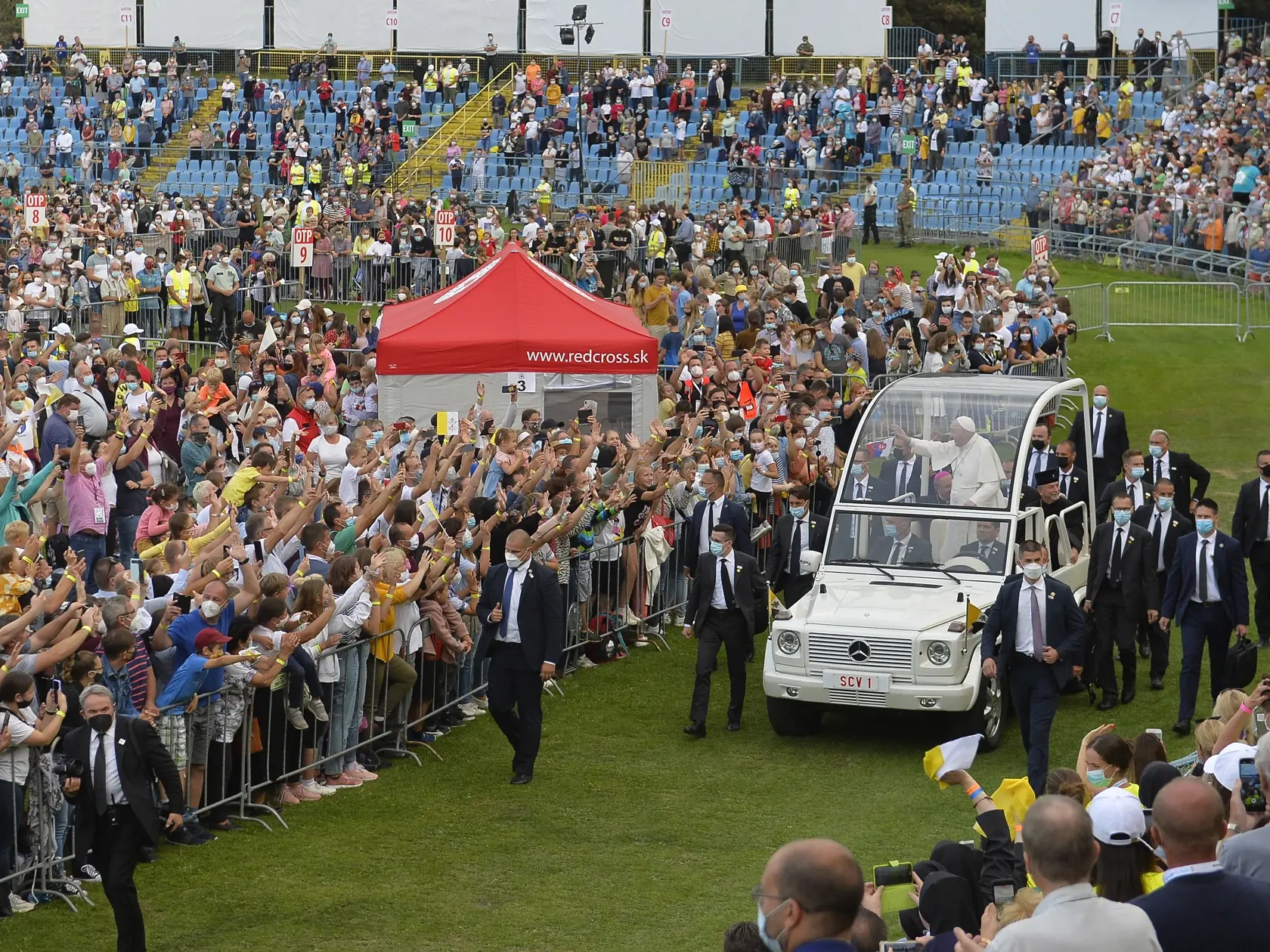 Na snímke príchod Svätého Otca na stretnutie s mladými na Štadióne Lokomotíva v Košiciach 14. septembra 2021. FOTO TASR – Micha