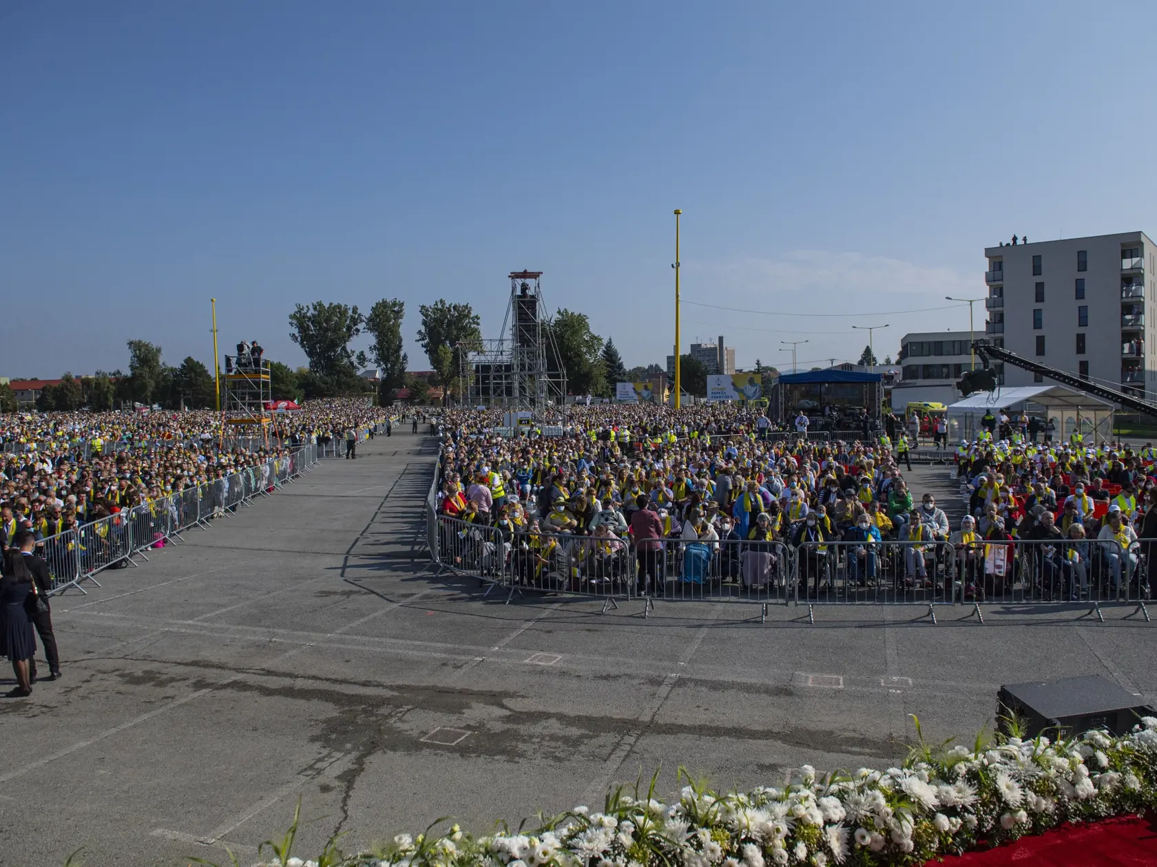 V nedeľu 12. septembra 2021 pricestoval na oficiálnu návštevu Slovenska pápež František. Počas návštevy, ktorá potrvá do 15. septembra, Svätý Otec zavíta do Bratislavy, Košíc, Prešova a Šaštína. Návšteva, ktorej mottom je “ S Máriou a Jozefom na ceste za Ježišom” je prvou cestou pápeža Františka na Slovensko. Na snímke veriaci počas Božskej liturgie svätého Jána Zlatoústeho, ktorej predsedá Svätý Otec  na priestranstve pred mestskou športovou halou - homília Svätého Otca v Prešove 14. septembra 