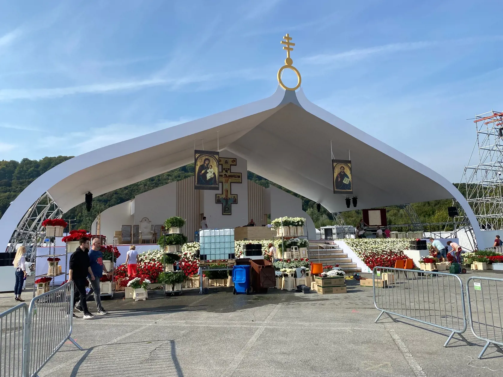 V pondelok popoludní priestor prehľadá pyrotechnik so služobným psom a uzavrú ho. Pre návštevníkov ho otvoria o polnoci, do vnútra sa dostane iba ten, kto prejde prehliadkou a bude mať platnú vstupenku.