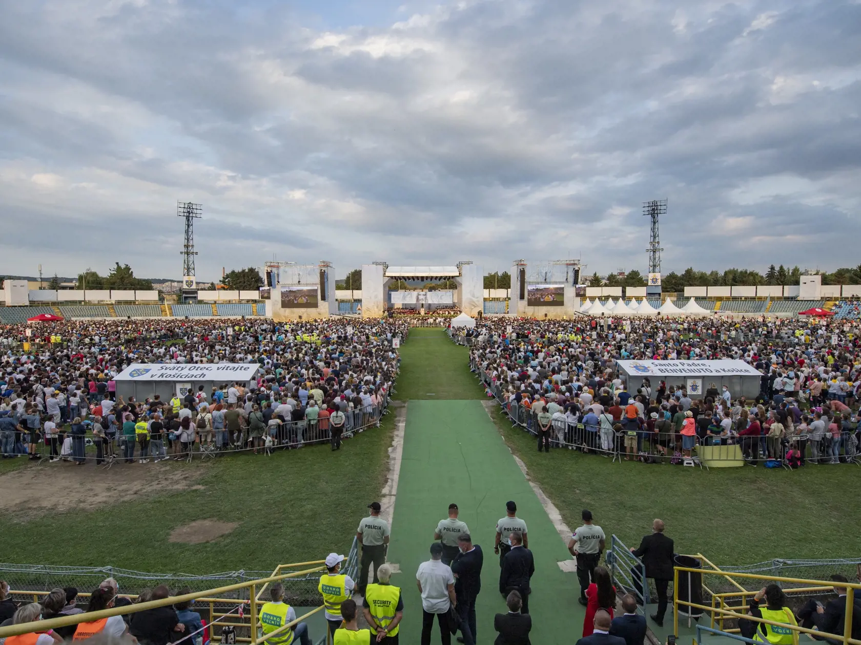 Na snímke veriaci počas stretnutia Svätého Otca s mladými na Štadióne Lokomotíva v Košiciach 14. septembra 2021. FOTO TASR – Mi