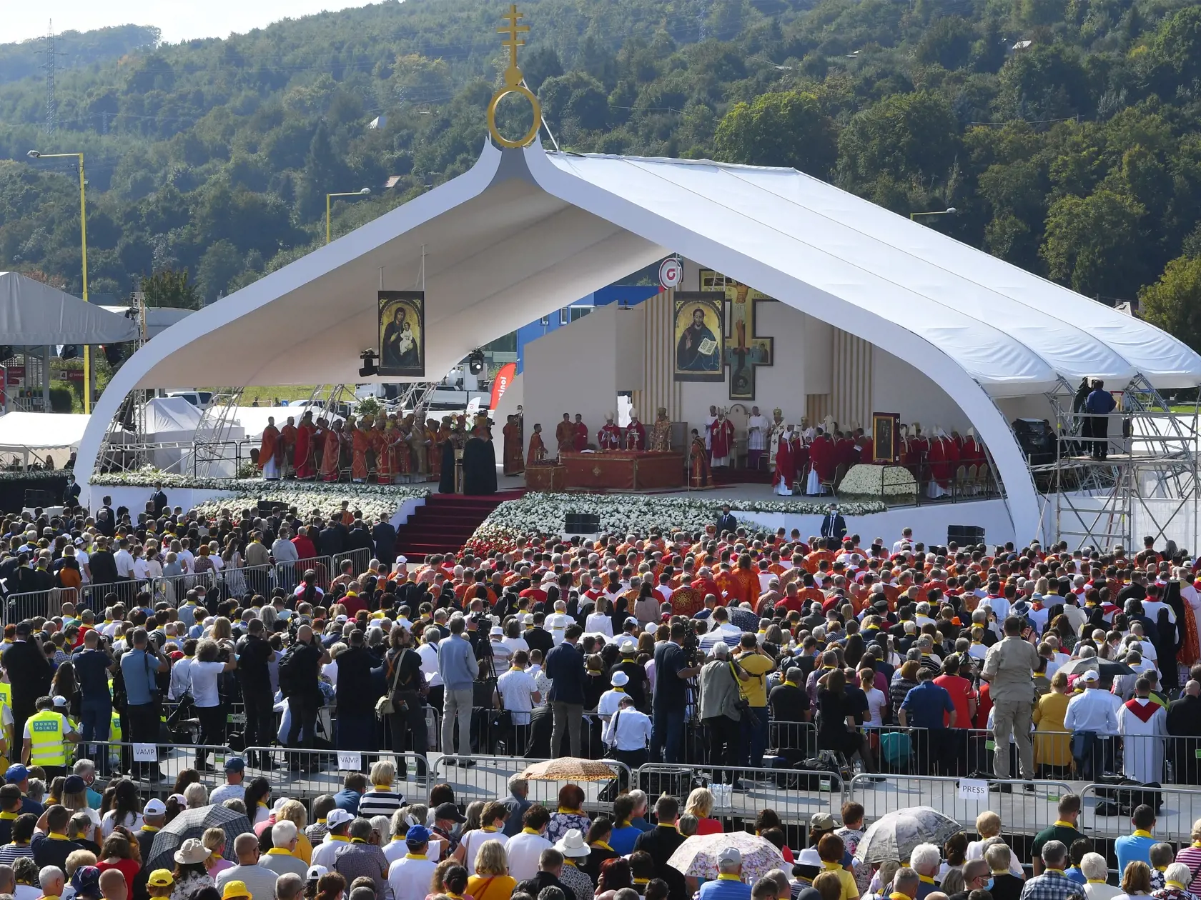 Na snímke Božská liturgia svätého Jána Zlatoústeho, ktorej predsedá Svätý Otec na priestranstve pred mestskou športovou halou - homília Svätého Otca v Prešove 14. septembra 2021. FOTO TASR