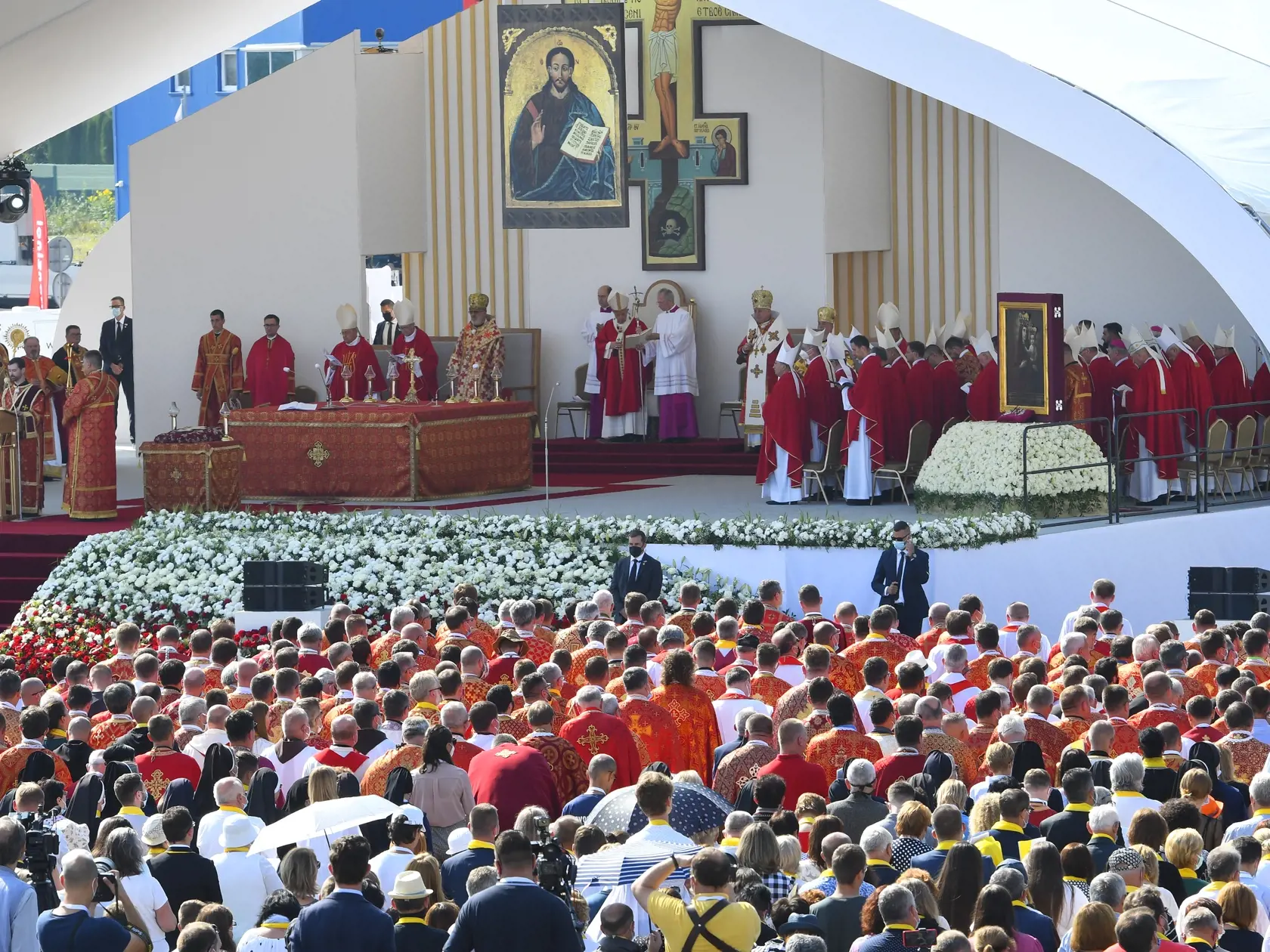 Na snímke Božská liturgia svätého Jána Zlatoústeho, ktorej predsedá Svätý Otec na priestranstve pred mestskou športovou halou - homília Svätého Otca v Prešove 14. septembra 2021. FOTO TASR