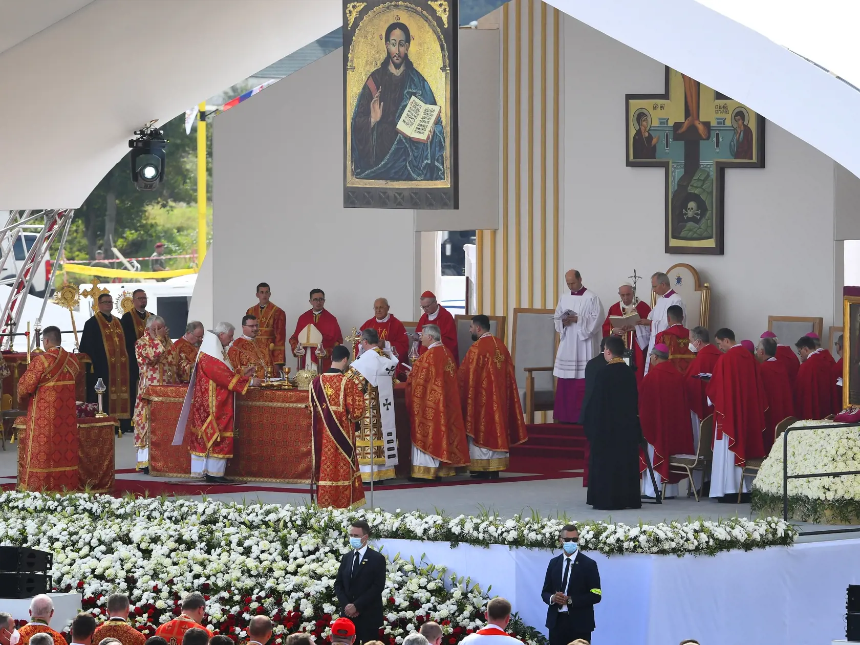Na snímke Božská liturgia svätého Jána Zlatoústeho, ktorej predsedá Svätý Otec na priestranstve pred mestskou športovou halou - homília Svätého Otca v Prešove 14. septembra 2021. FOTO TASR
