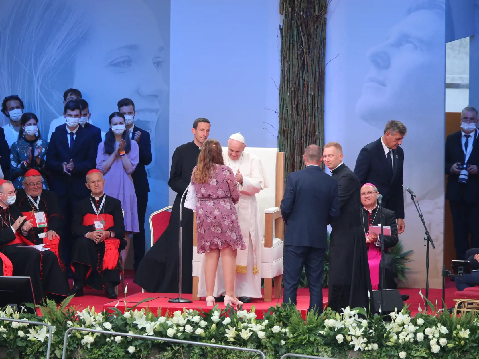 Prosím vás, nenechajme dni nášho života plynúť ako epizódy v telenovele,“ povedal pápež František. Poukázal pritom aj na blahoslavenú Annu Kolesárovú, ktorá ako 16-ročná položila život brániac svoju čistotu a ktorú na košickom štadióne blahorečili pred tromi rokmi.