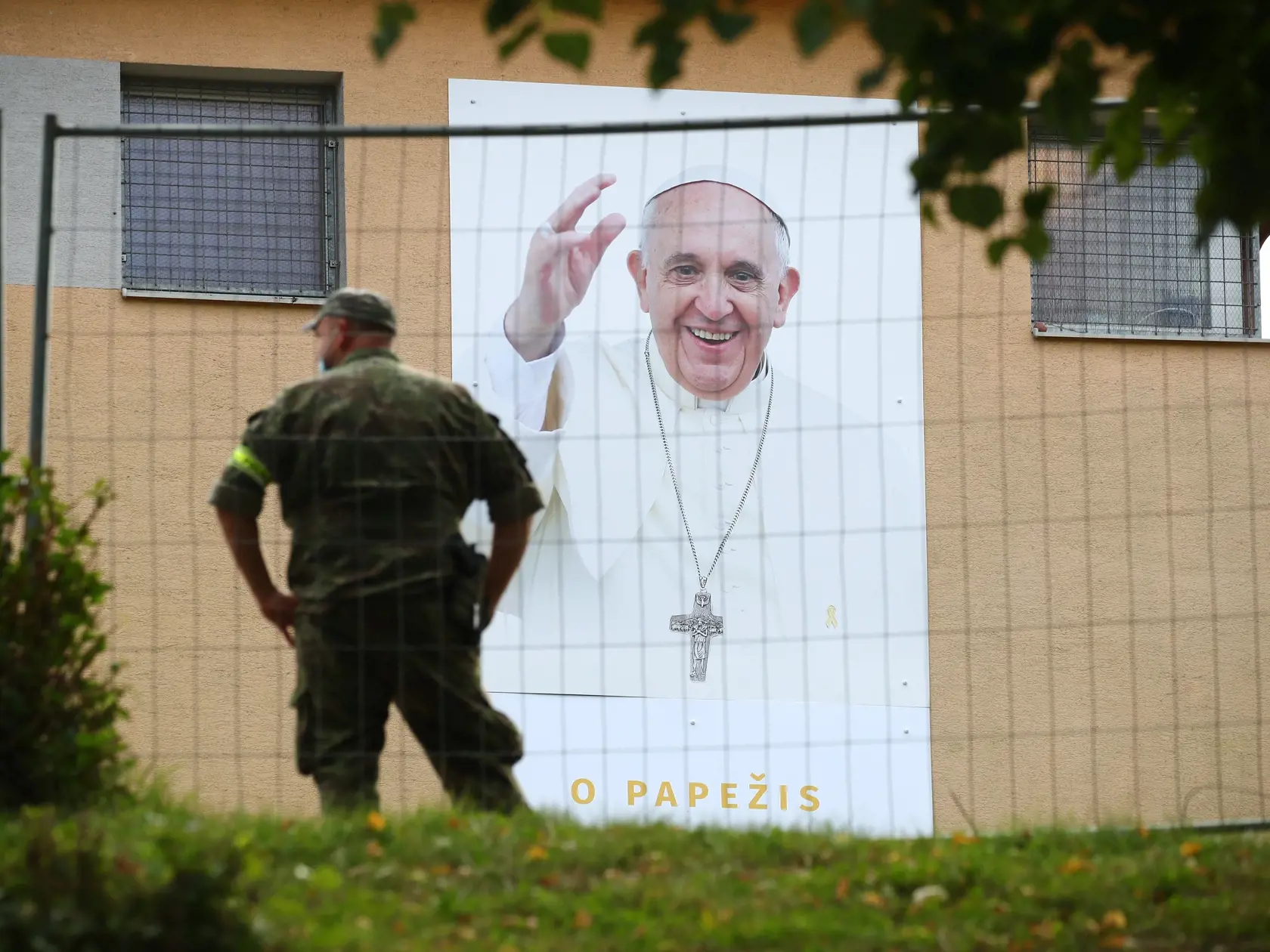 Pápež František na košickom sídlisku Luník IX. Veriaci ho privítali s nadšeným spevom, transparentmi  a fotografiami. Pápež im na záver požehnal a pomodlil sa  s nimi spoločne Otčenáš.