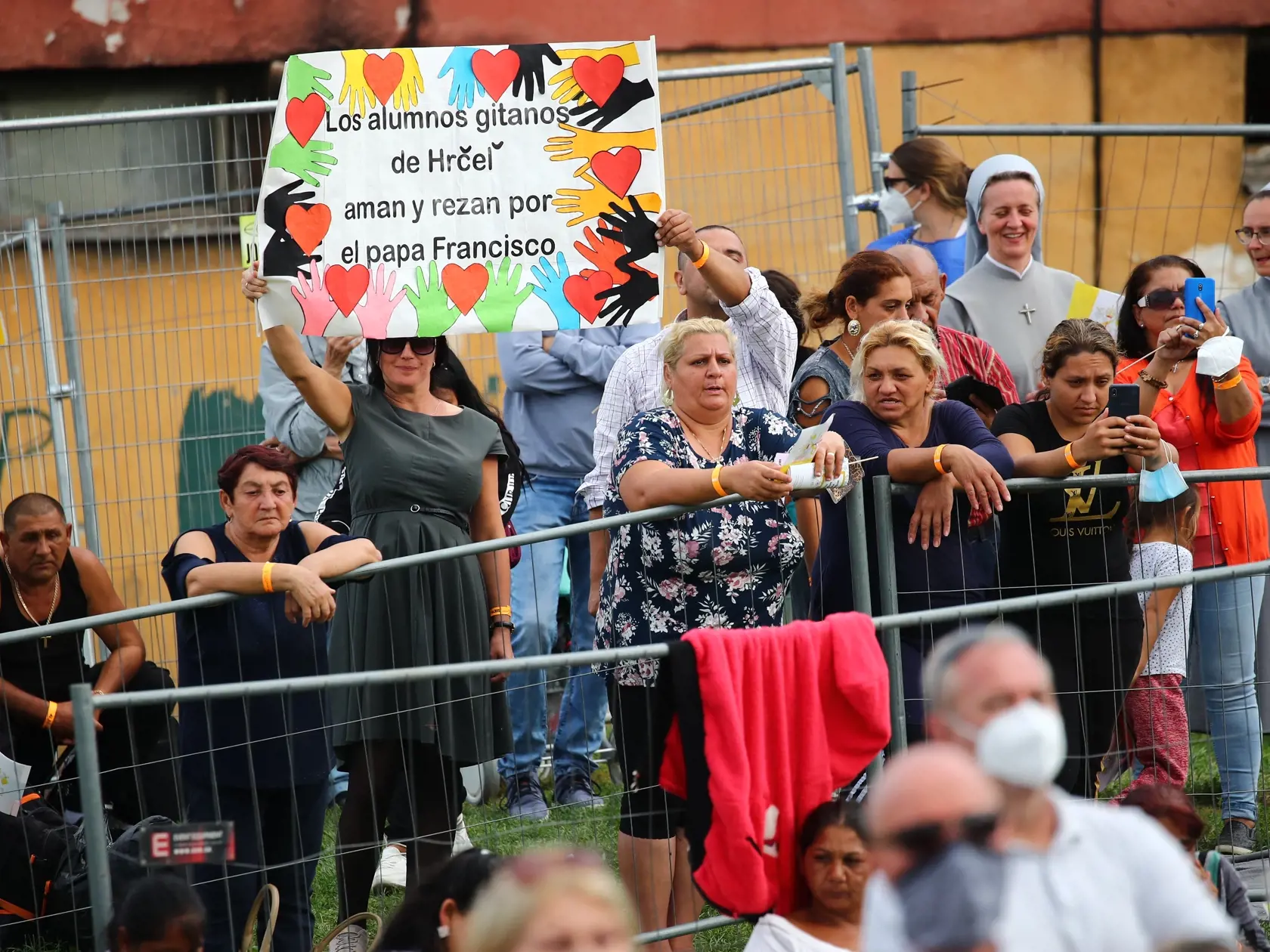 Pápež František na košickom sídlisku Luník IX. Veriaci ho privítali s nadšeným spevom, transparentmi  a fotografiami. Pápež im na záver požehnal a pomodlil sa  s nimi spoločne Otčenáš.